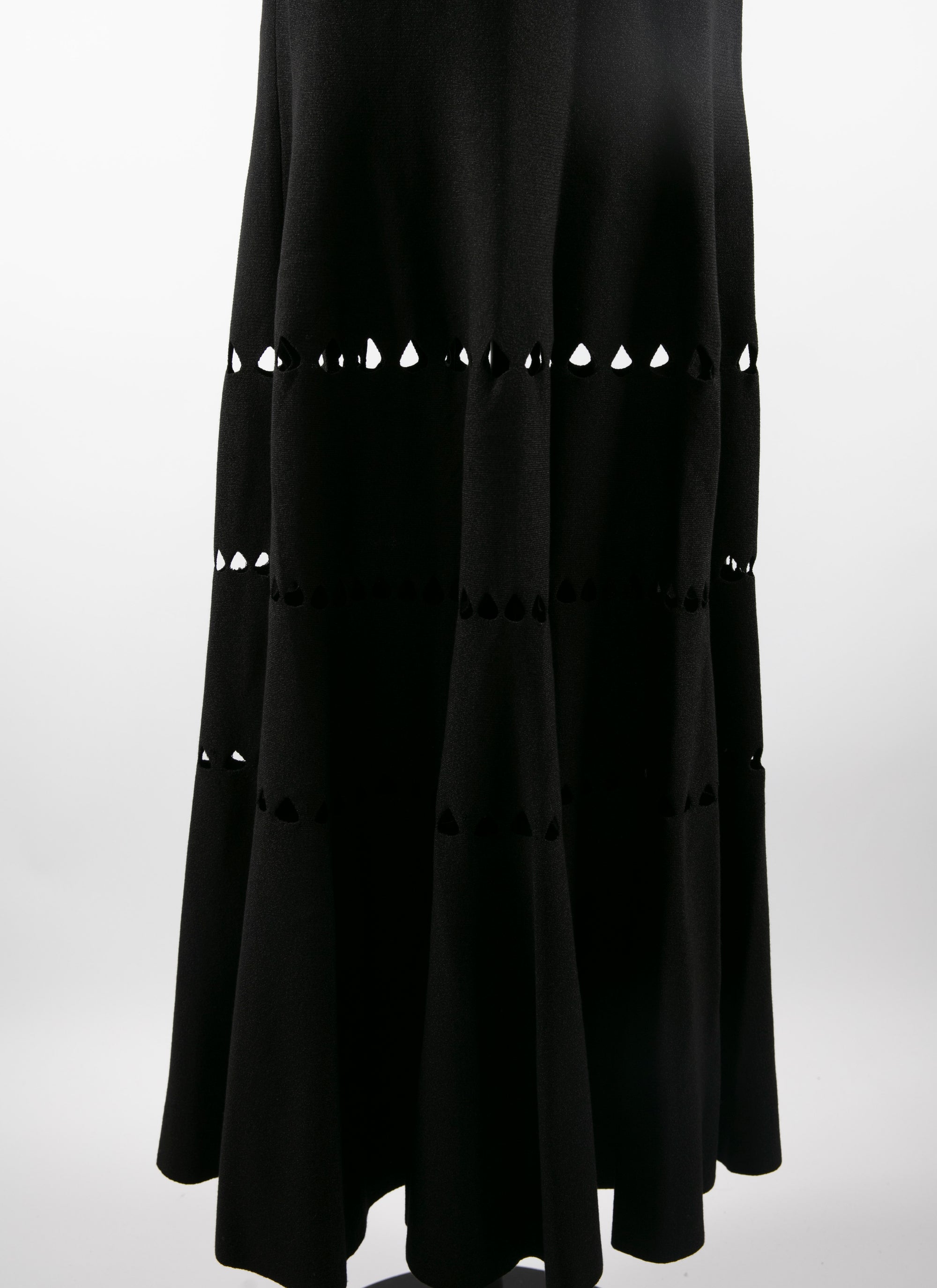Robe longue évasée à col v avec détails ajourés - Noir