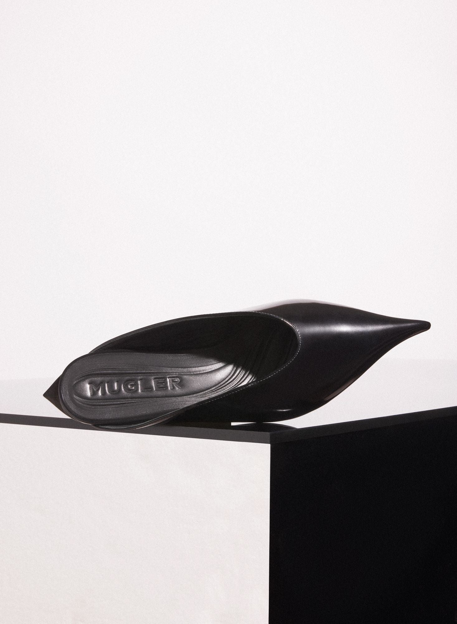 BLACK SHINY LEATHER FANG FLAT  MULES