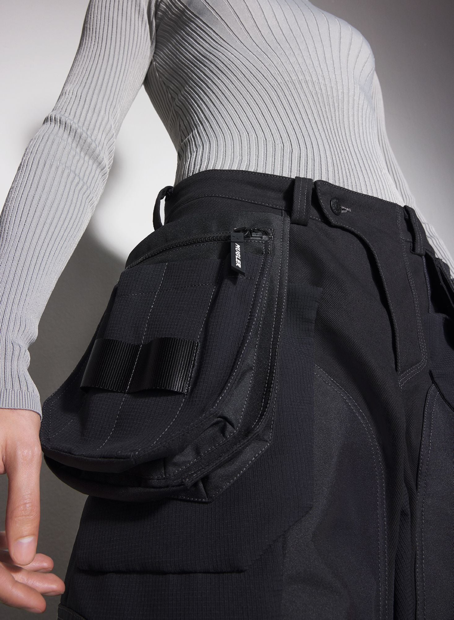 BLACK TECHNICAL FABRIC CARGO SHORTS