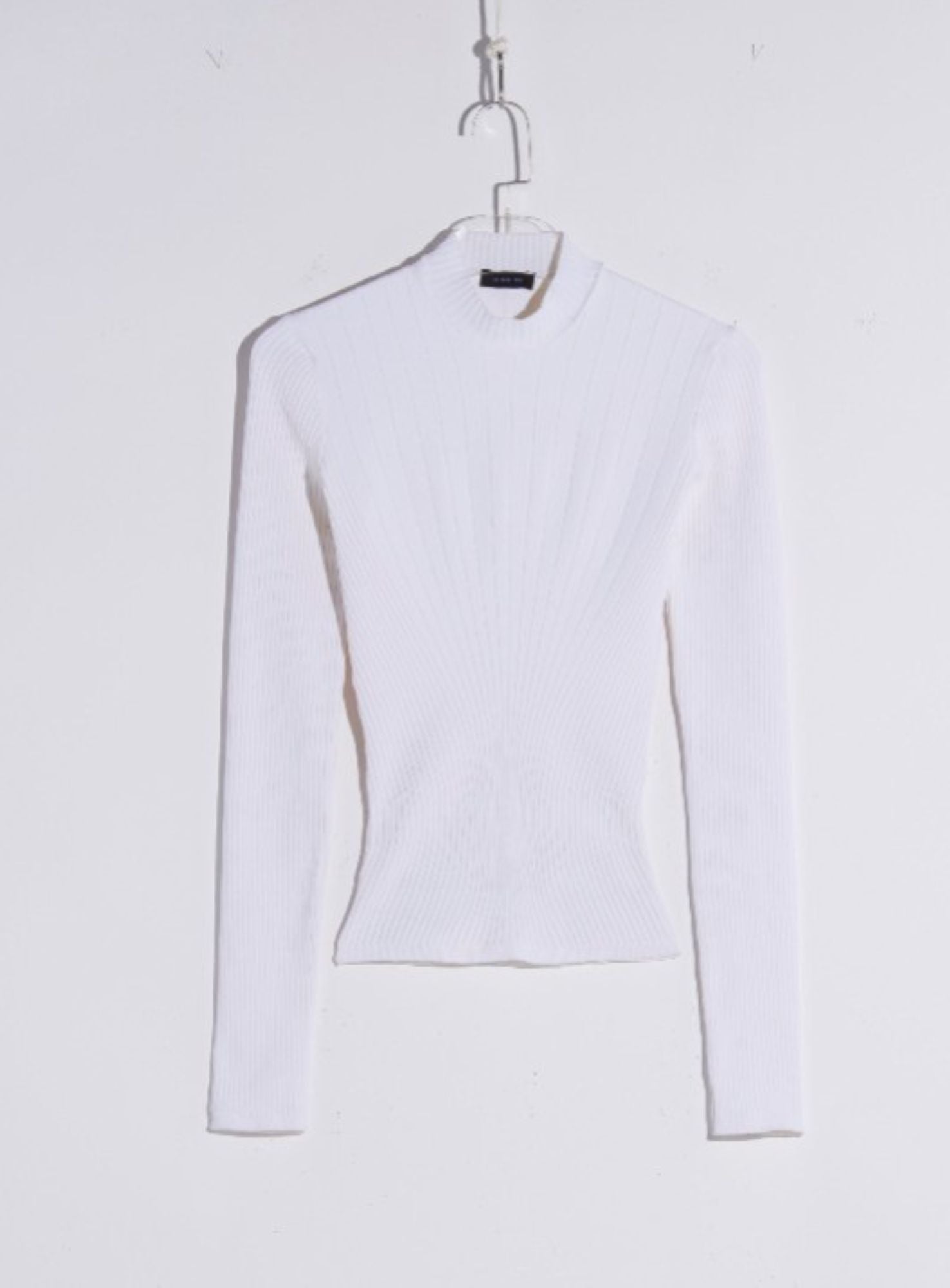 WHITE SCULPTING KNIT TOP