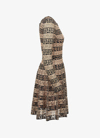 Robe à col festonné et ourlet en dentelle - Noir & Chair