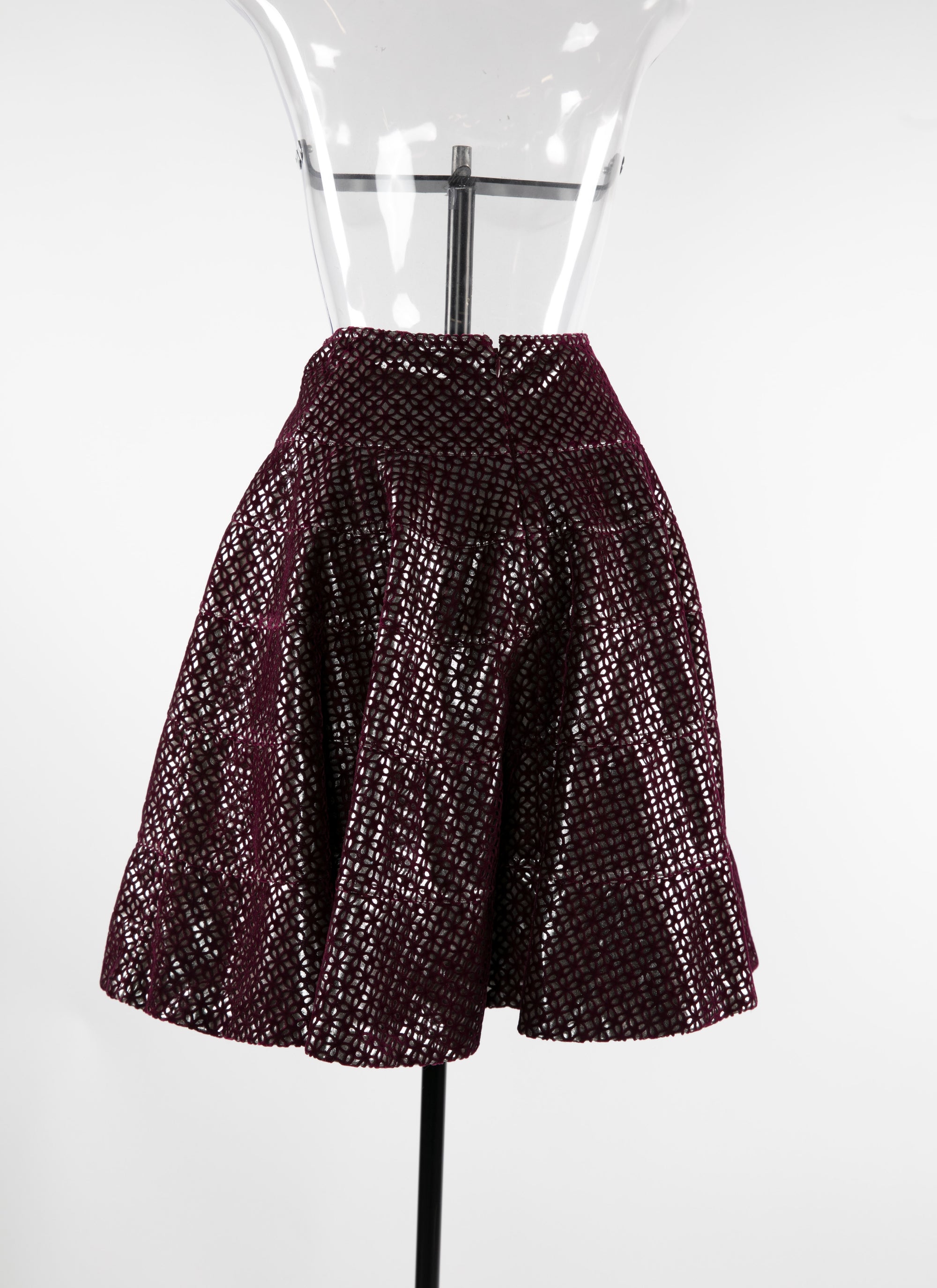 Shiny openwork mini skirt - Garnet