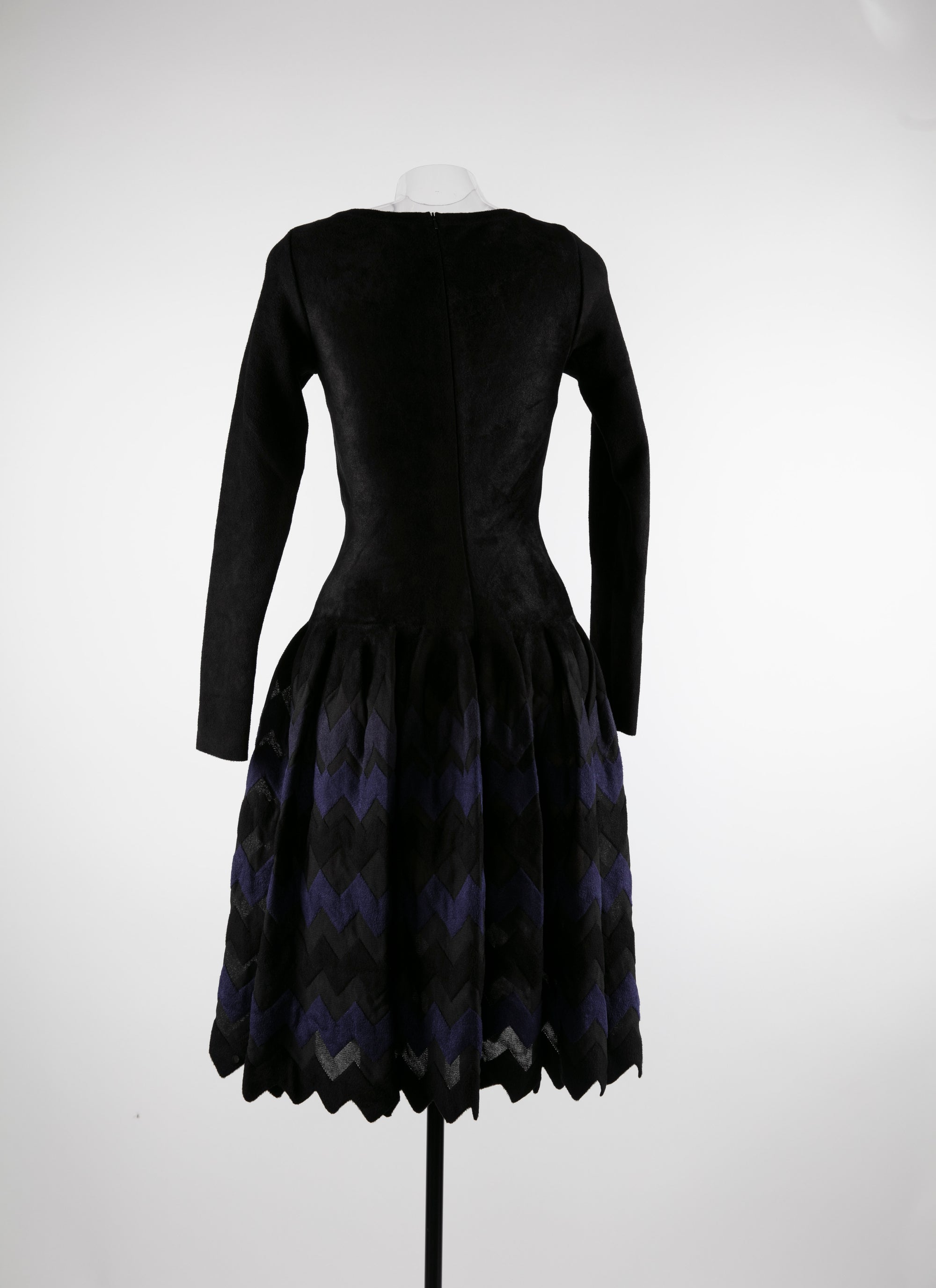 Regular dress with long silk sleeves - Black & Mahogany
