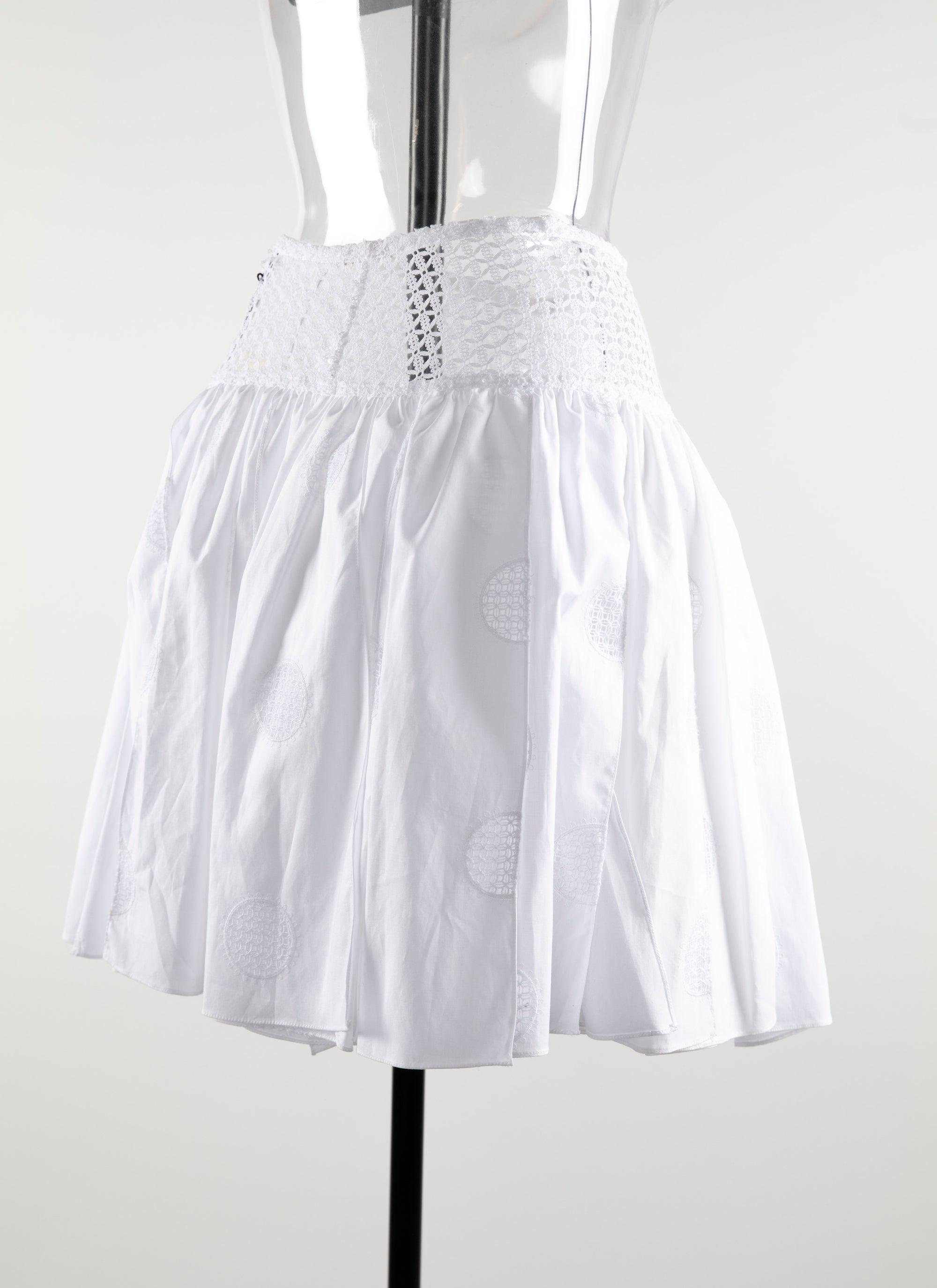 Mini-jupe plissée avec détails ajourés - Blanc