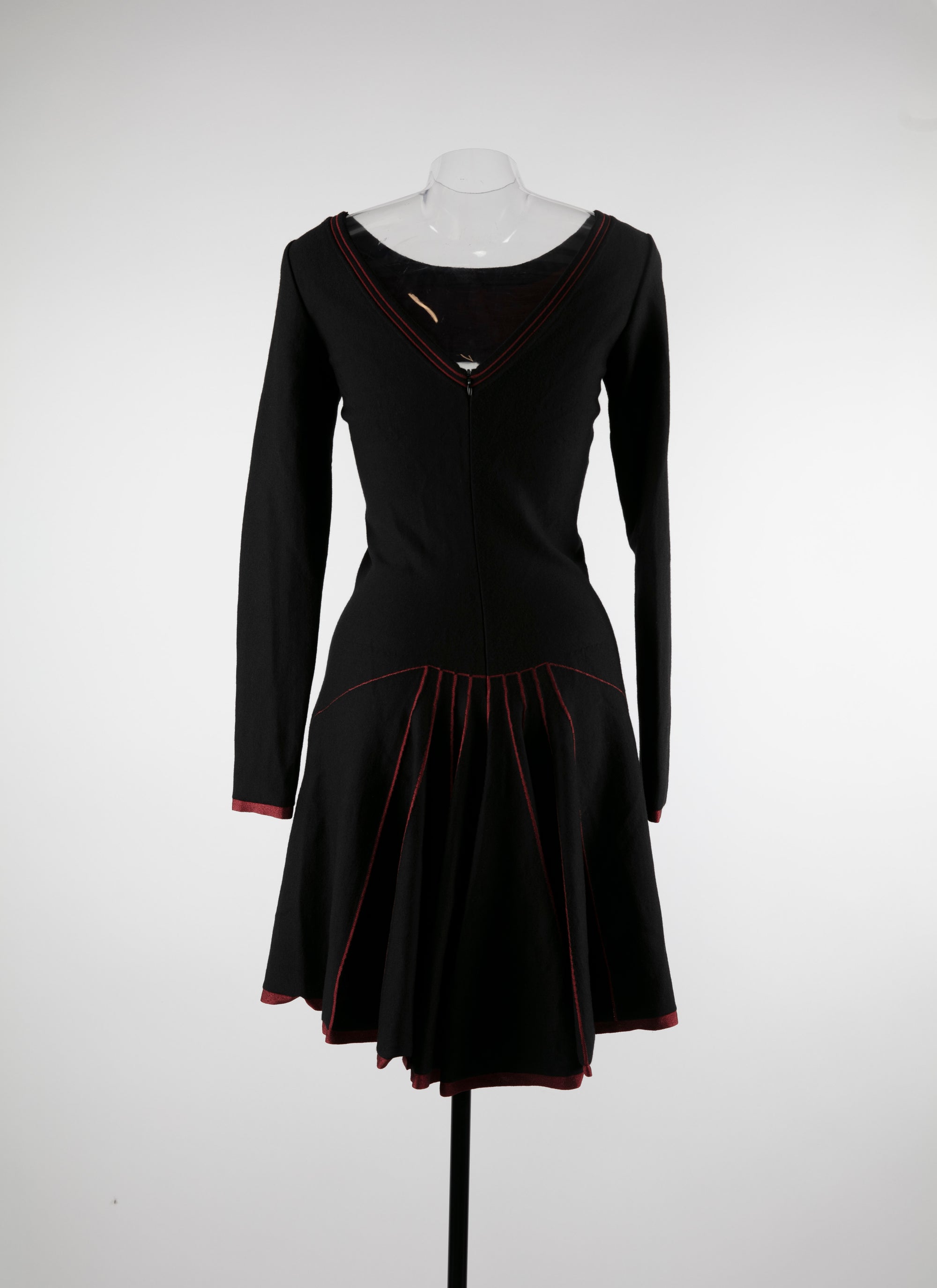 Robe fourreau avec empiècements en tulle et bas évasé - Noir & Grenat