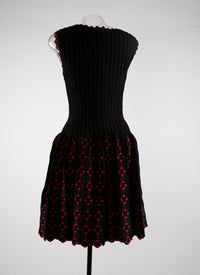 Pleated short dress with scalloped collar and sleeves - Black & Red