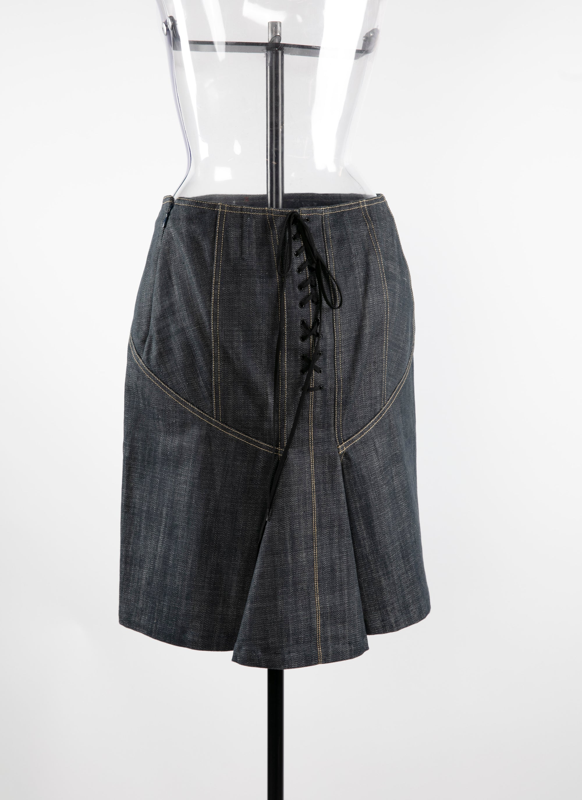 Short skirt with lace fastening - Night