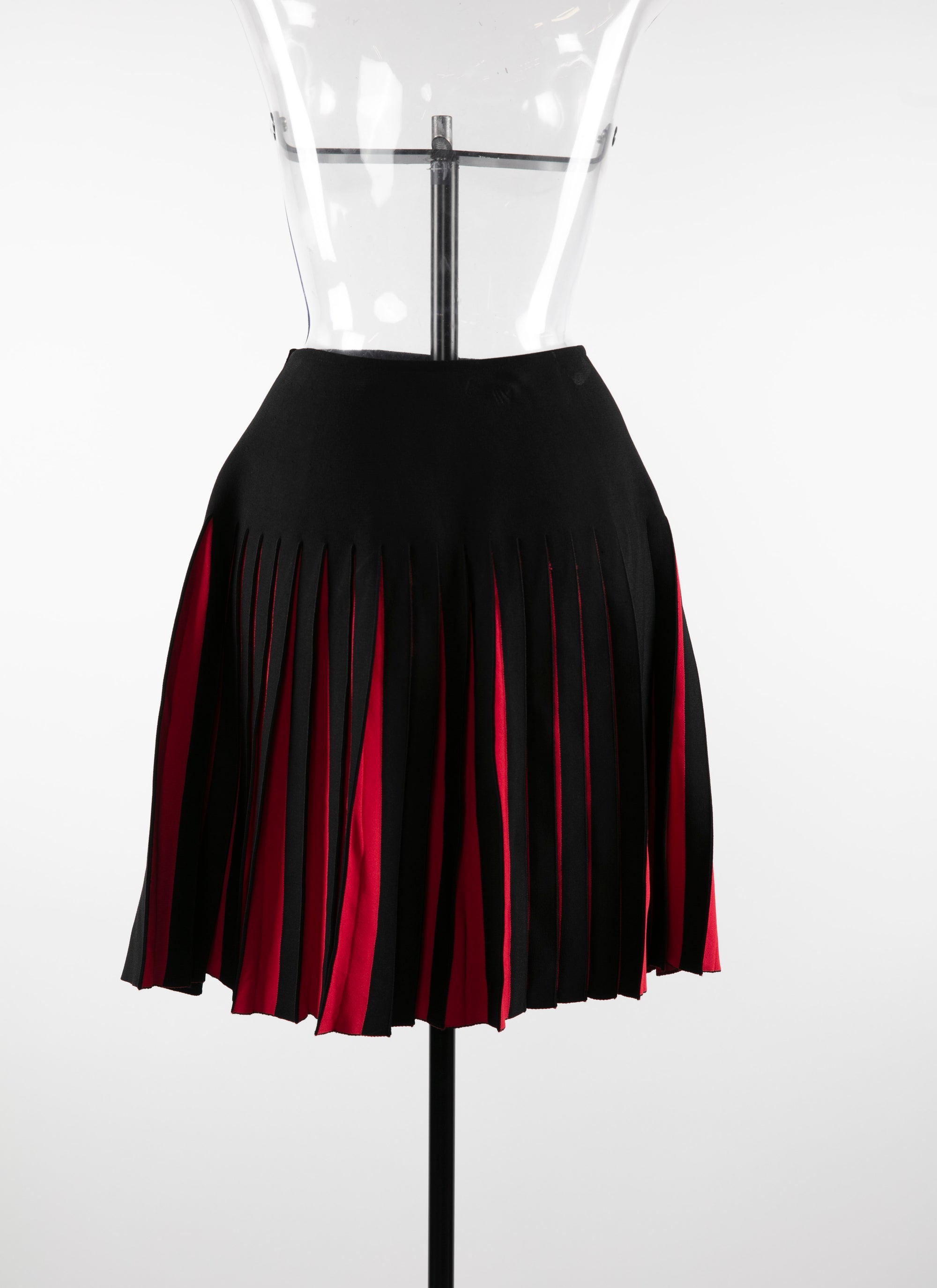 Jupe courte contrastée avec détails plissés - Noir & Rouge
