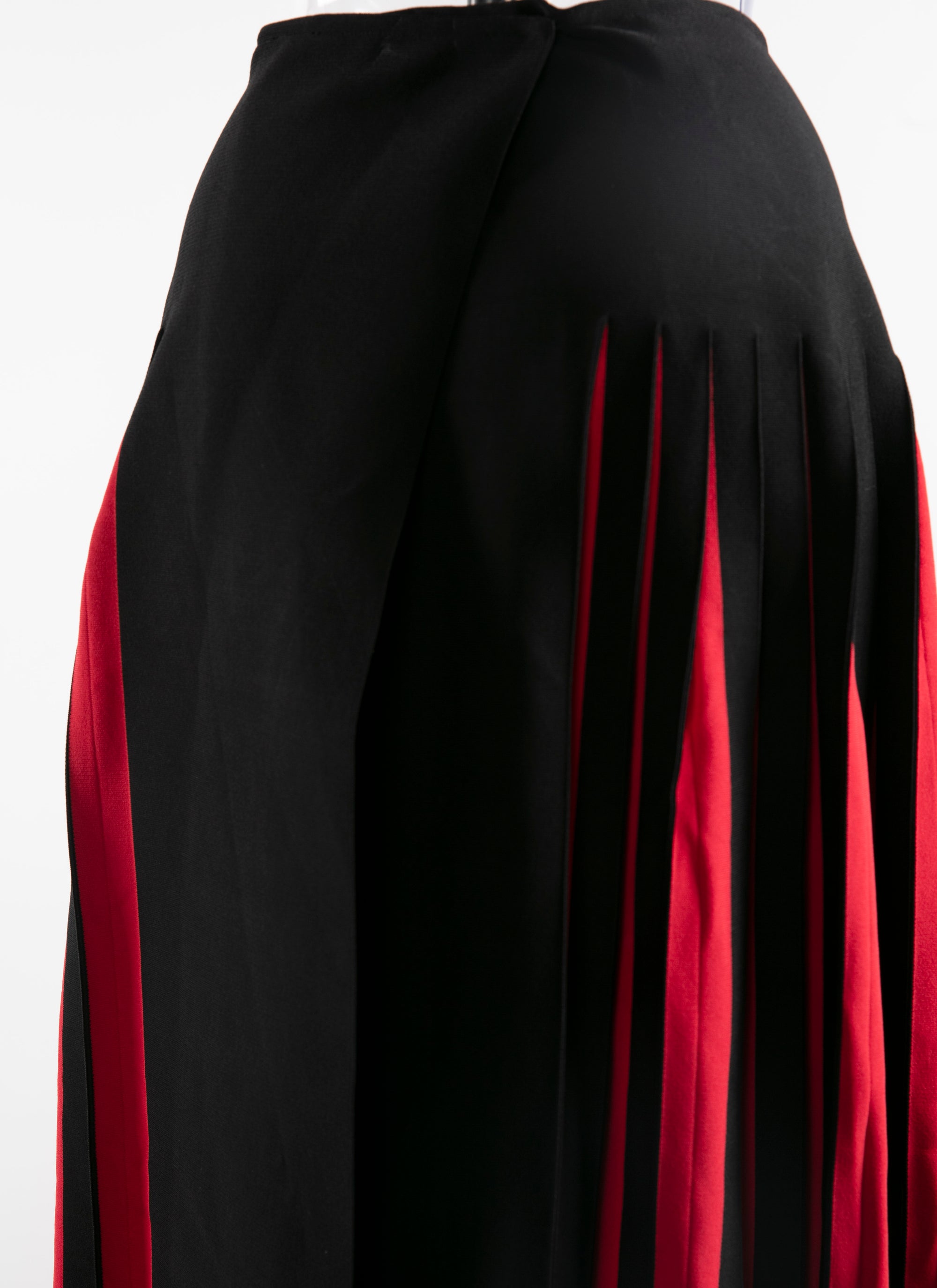 Contrasted midi skirt with pleated details - Black & Red