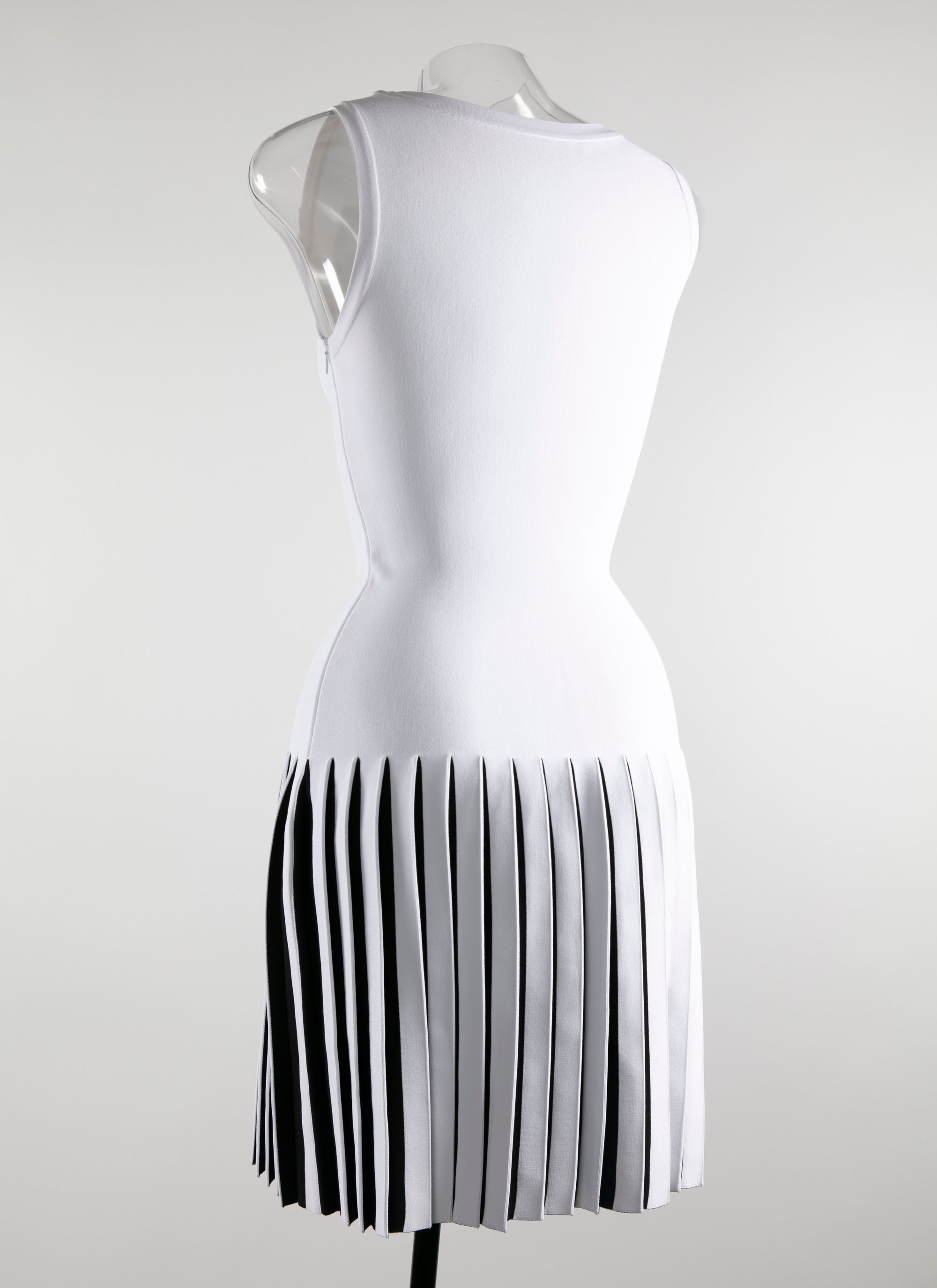 Short sleeveless pleated dress - White & Black