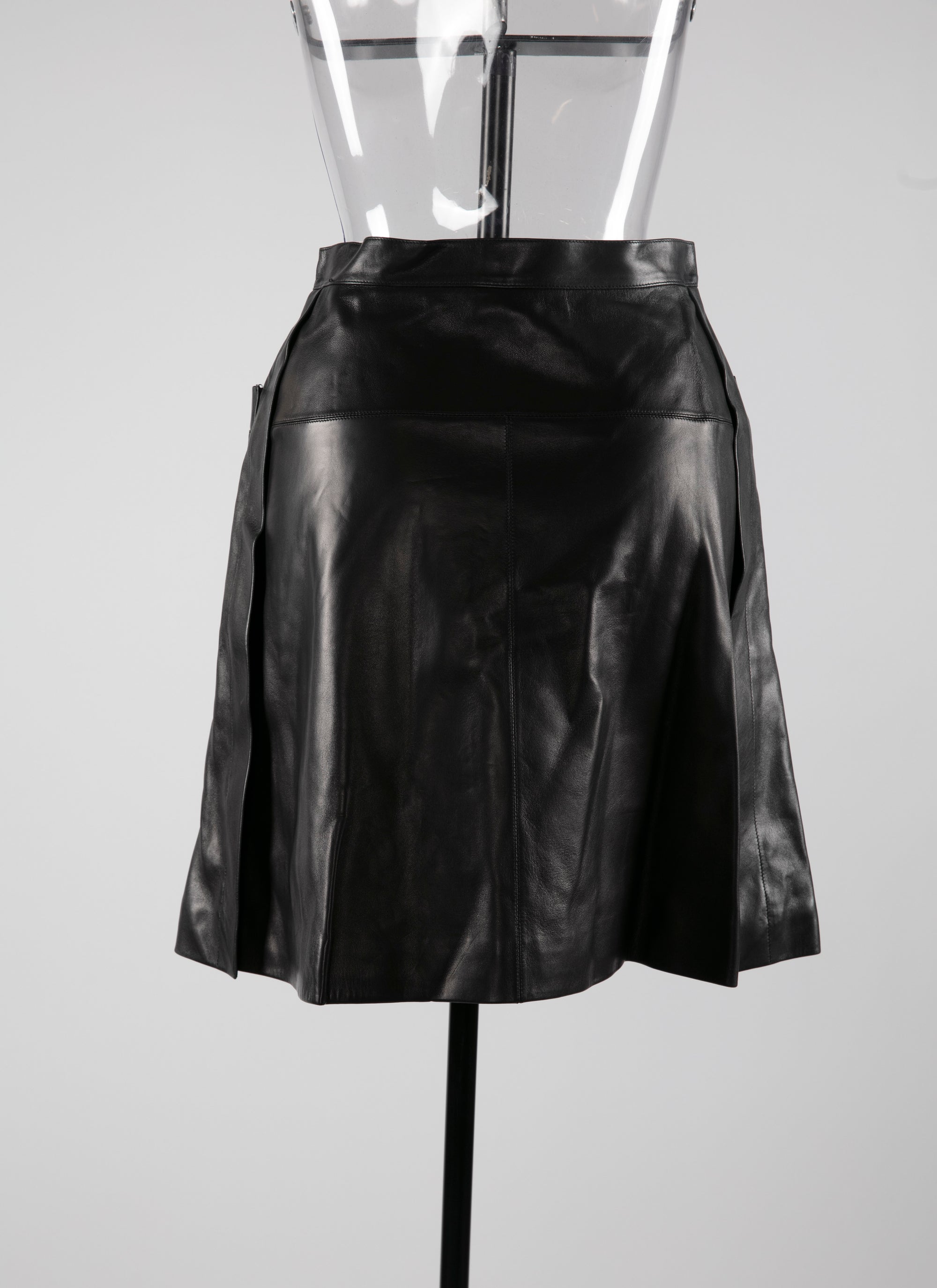 Jupe courte en cuir avec poches plaquées - Noir