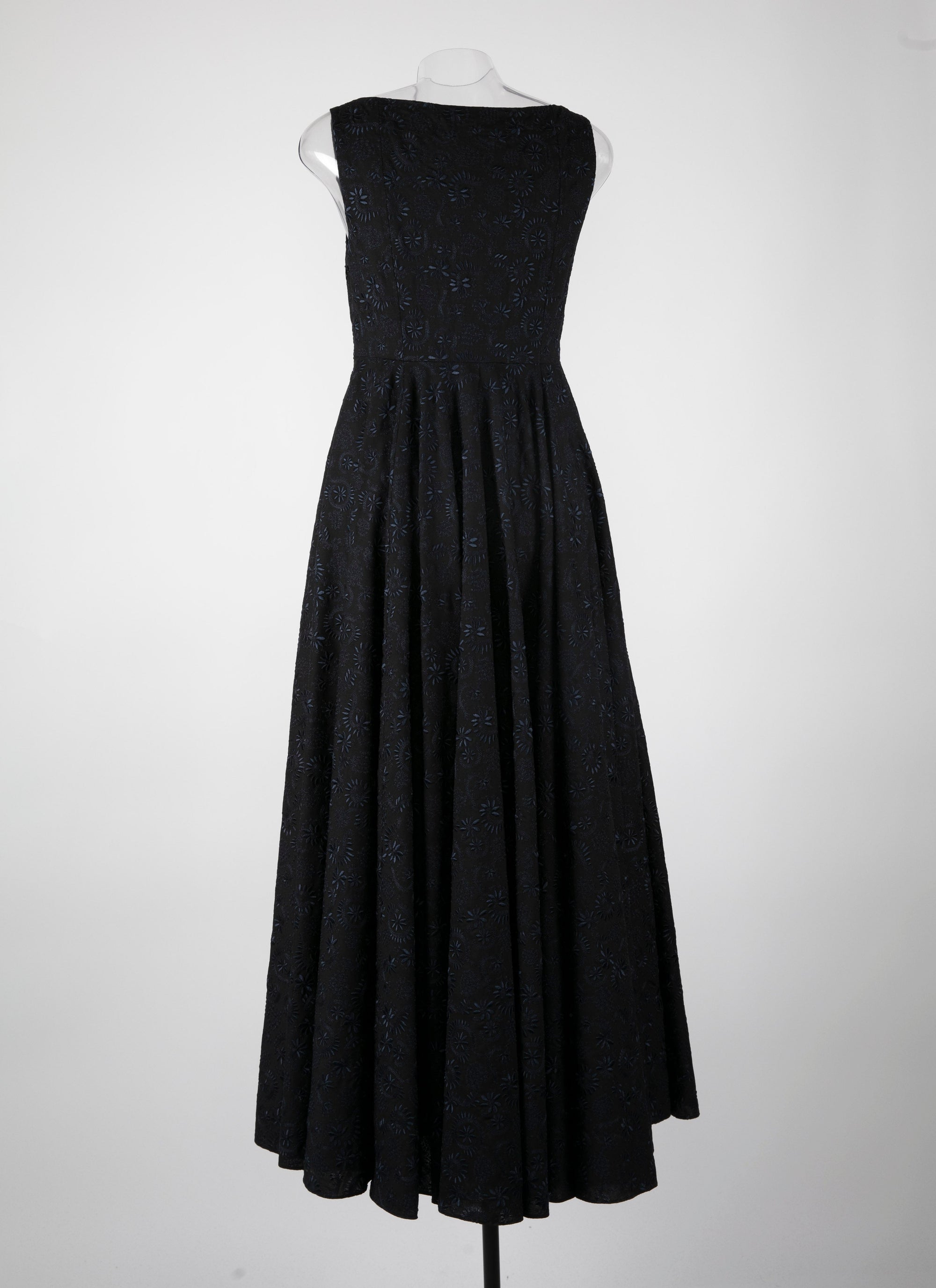 Robe fluide brodée sans manches - Noir & Nuit