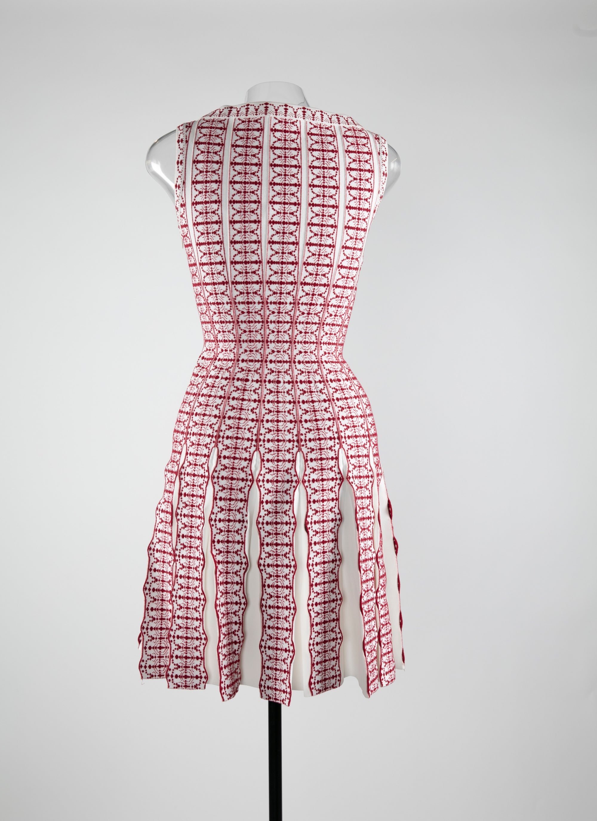 Dress with pleated scalloped neckline - White & Red