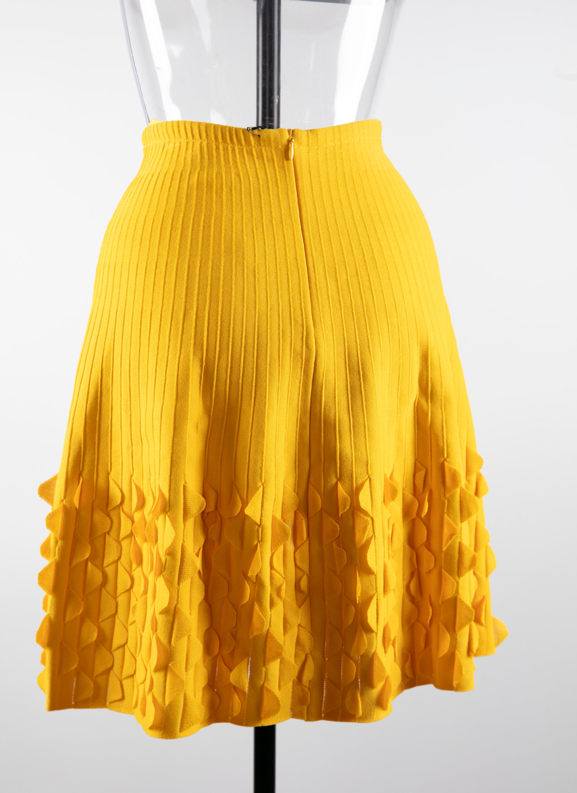 Knitted short skirt with embossed details - Amber