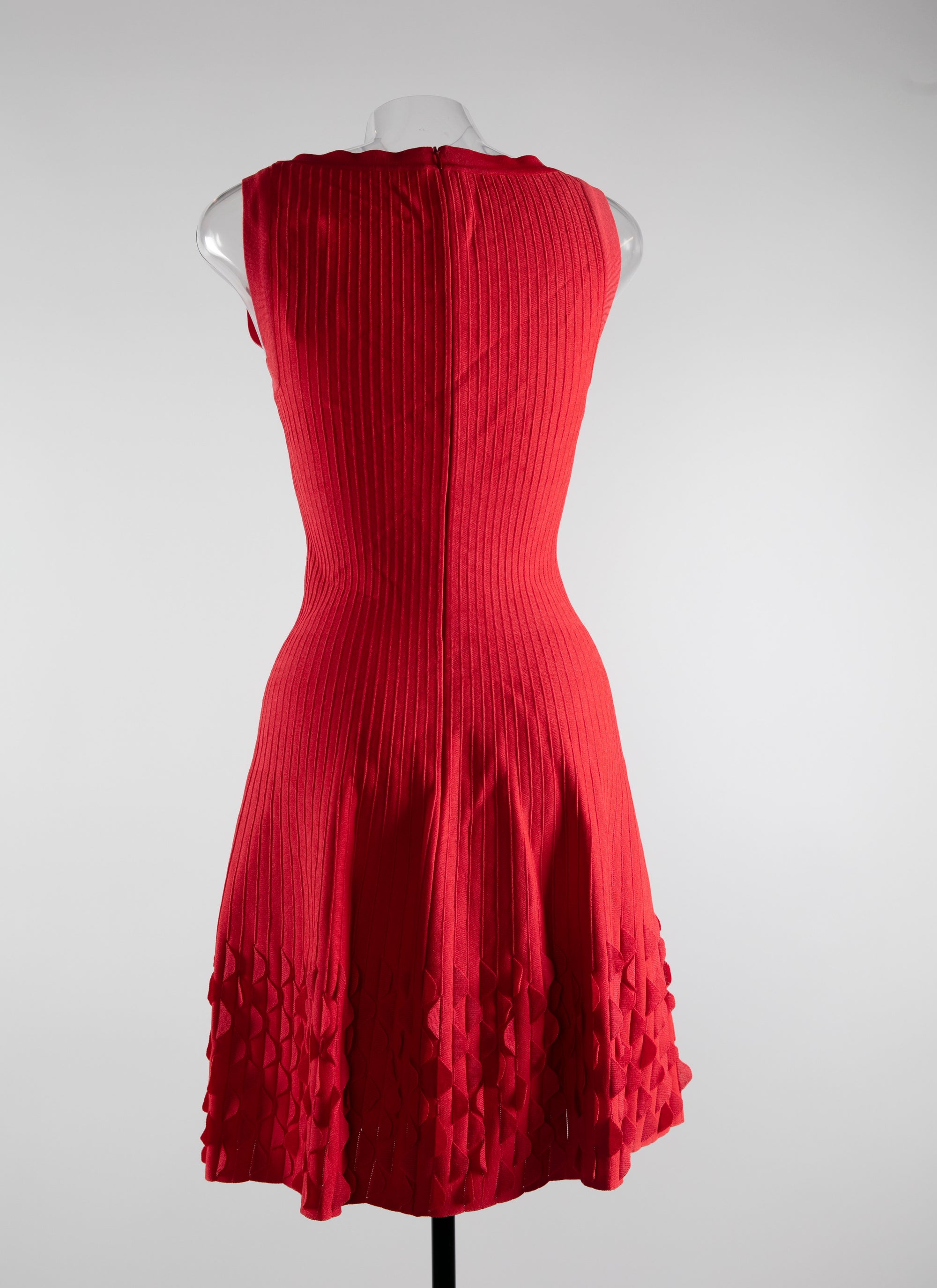 Short sleeveless dress with embossed details - Scarlet
