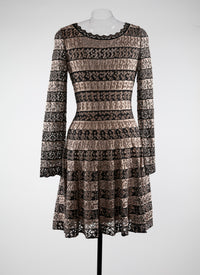 Robe à col festonné et ourlet en dentelle - Noir & Chair
