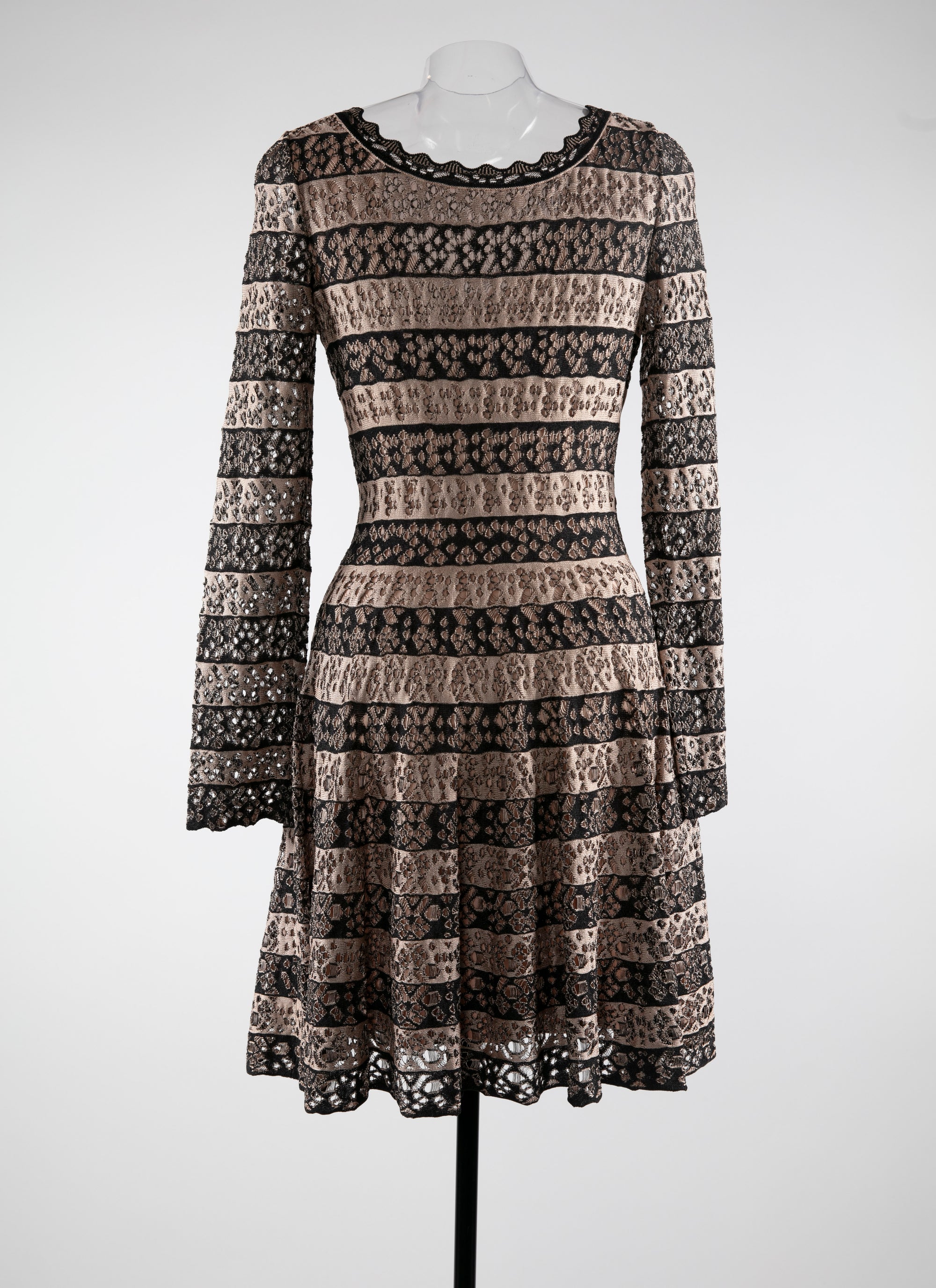 Robe à col festonné et ourlet en dentelle - Noir & Chair