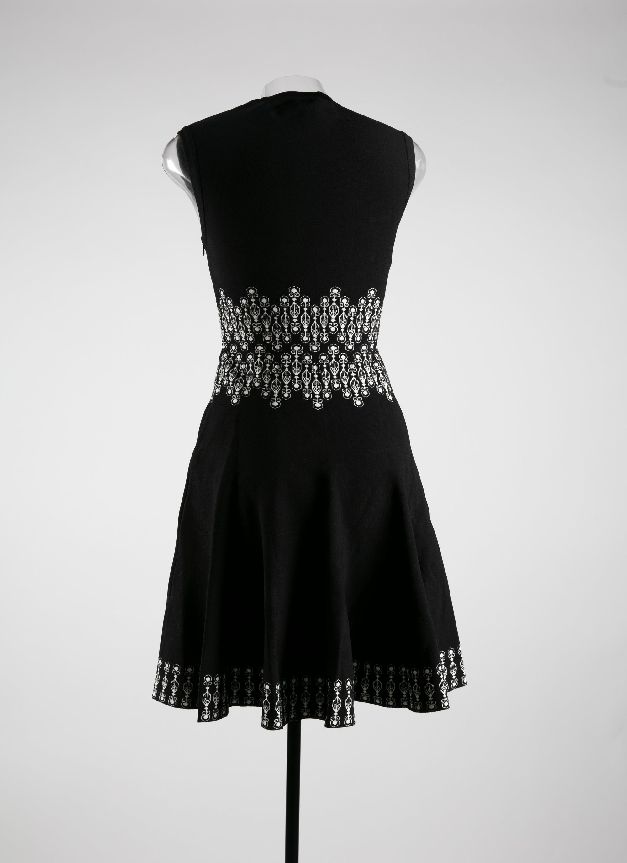 Short dress with printed belt - Black & Ivory