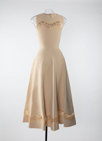 Robe patineuse mi-longue en dentelle - Beige Clair