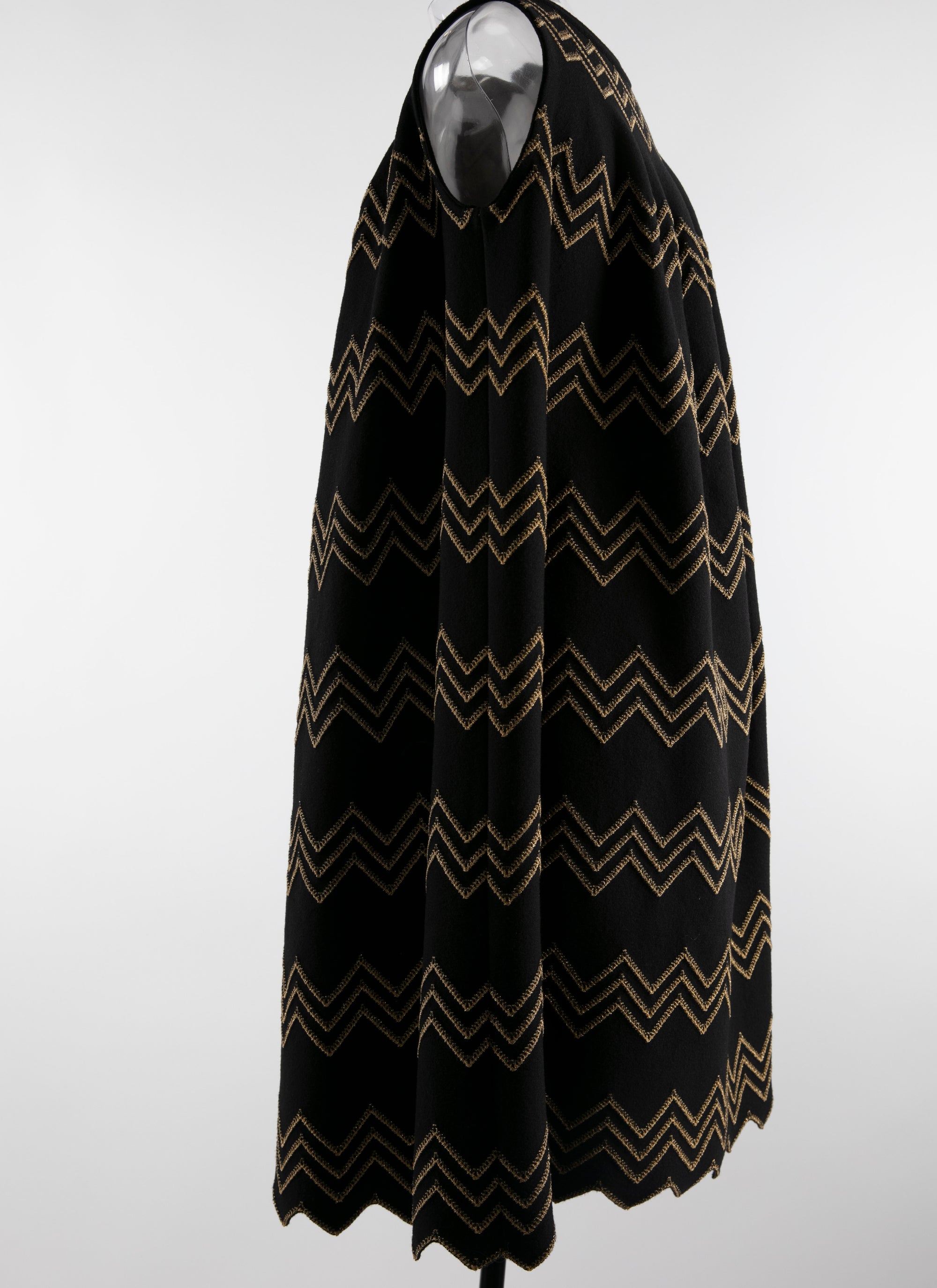 Robe ample à chevron brodé métallique en laine - Noir & Or