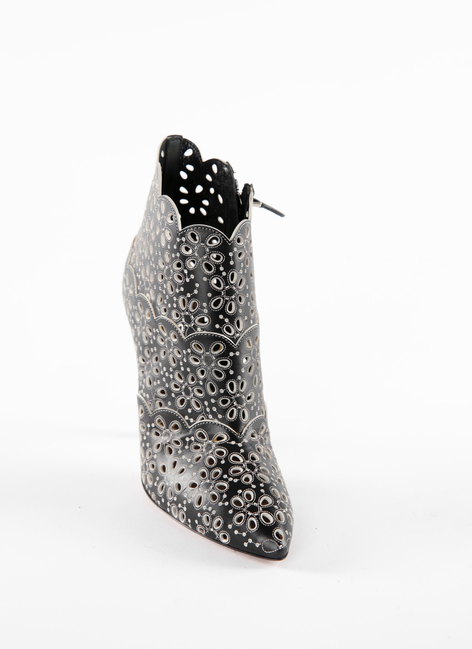 Bottines à talons bout pointu perforées en cuir - Noir & Blanc