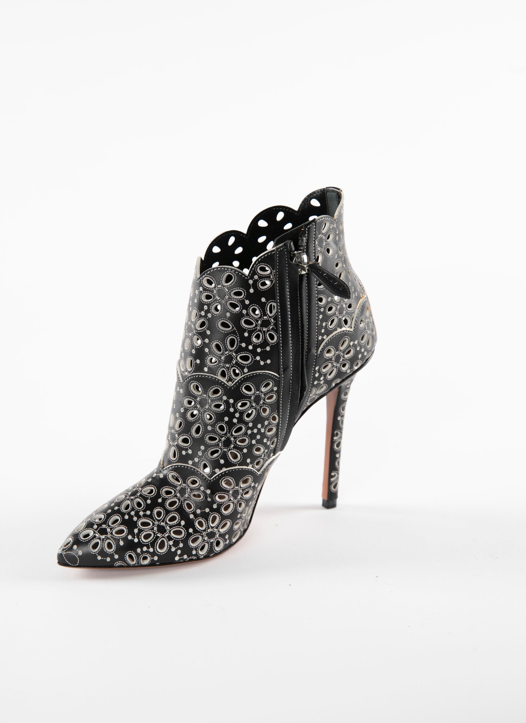 Bottines à talons bout pointu perforées en cuir - Noir & Blanc