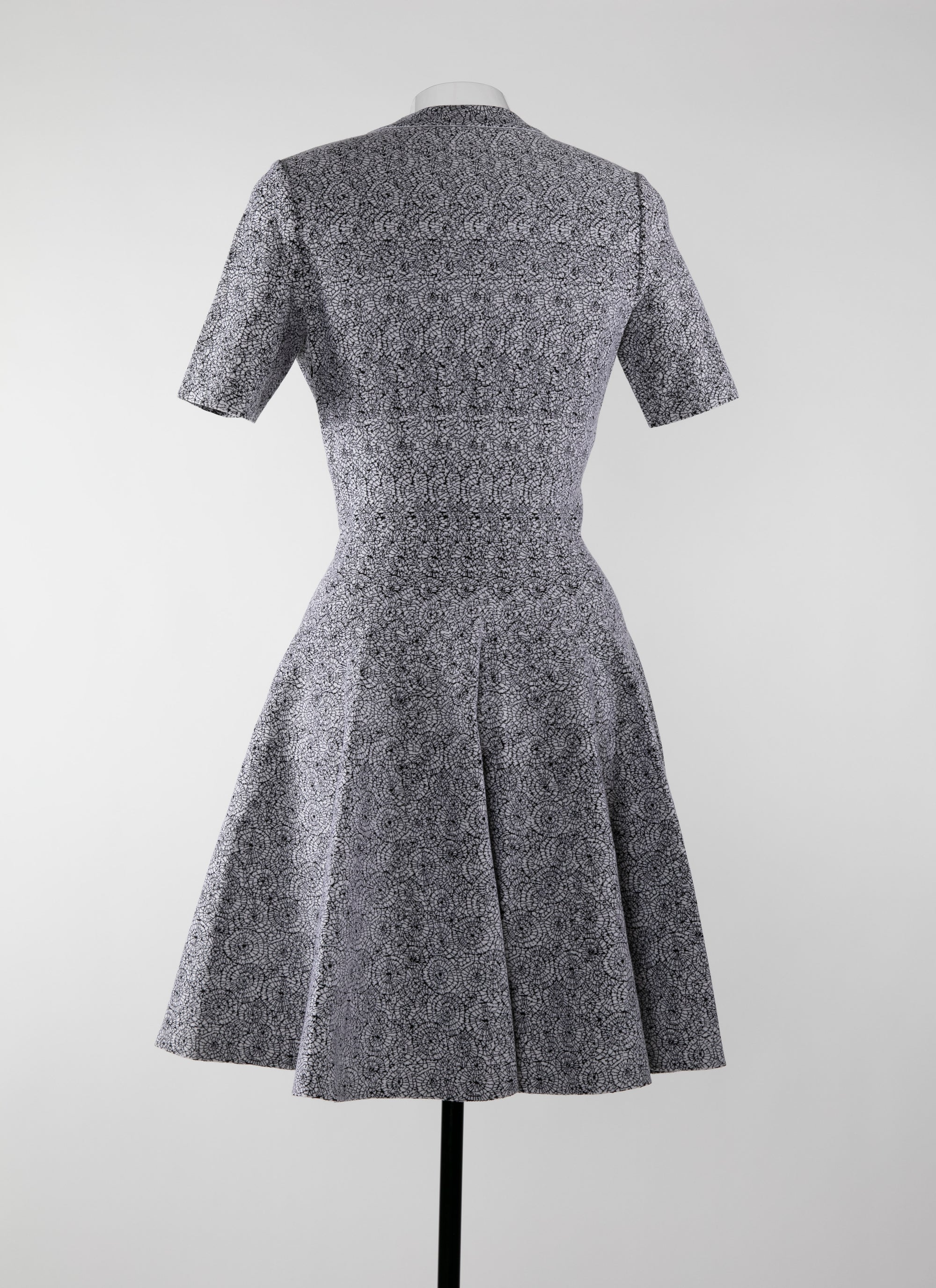 Robe patineuse à col v en laine - Blanc & Noir