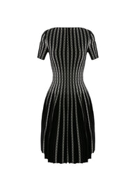Short-sleeved pleated dress - Black & White