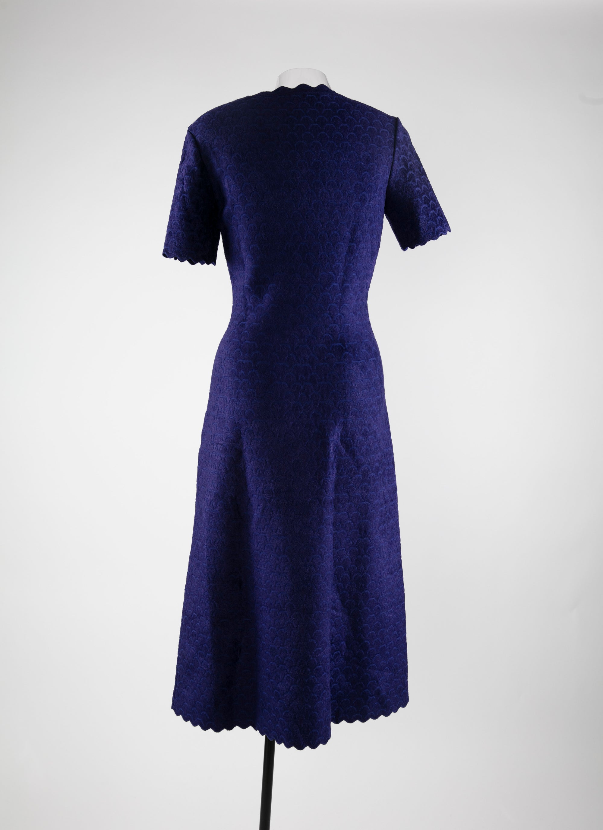 Short-sleeved v-neck dress with scalloped hem - Dark Blue