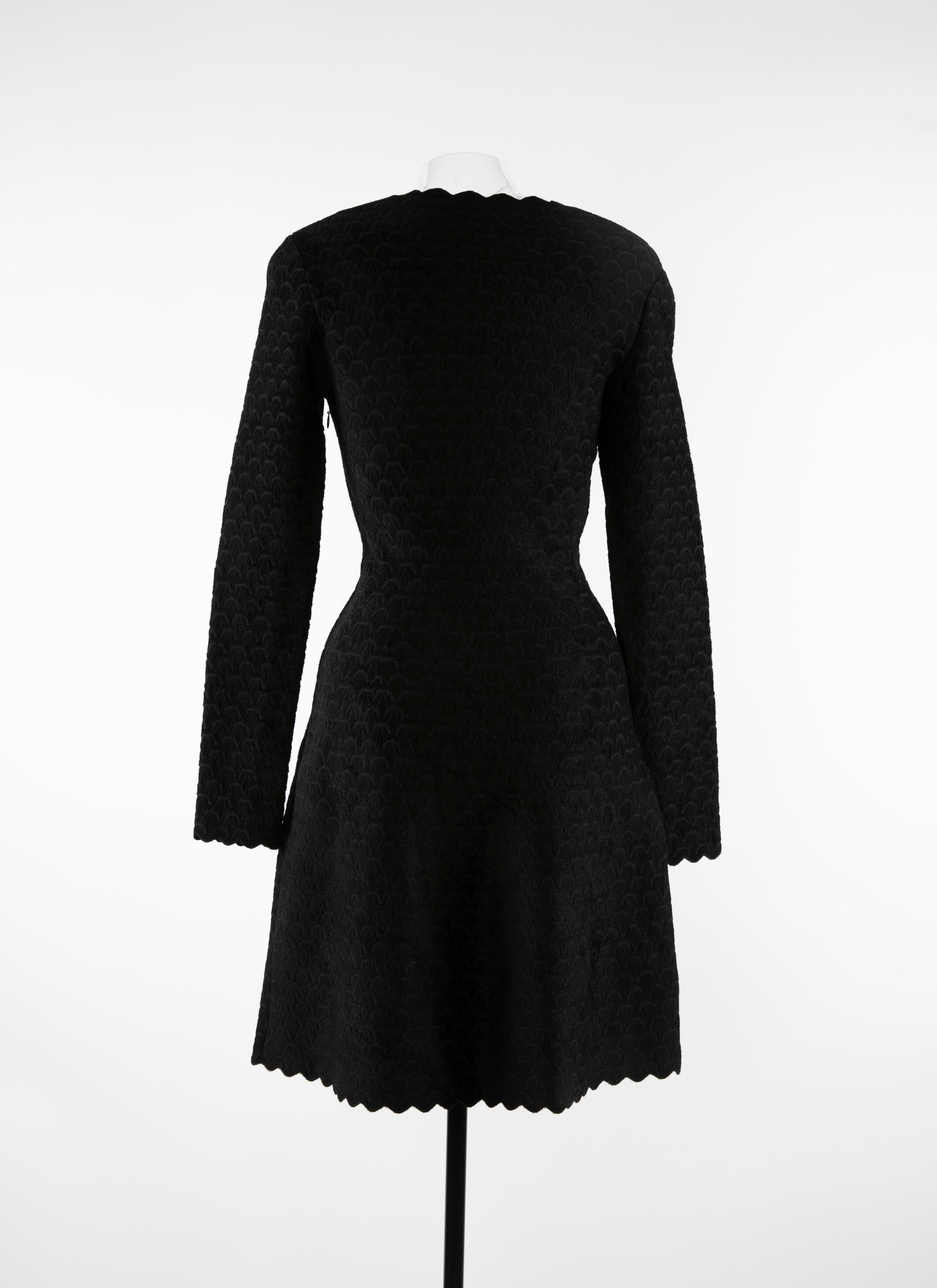 Robe à manches longues col et ourlet festonnés - Noir