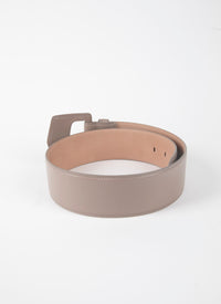 Oversized geometric buckle belt in leather - Turtle Dove