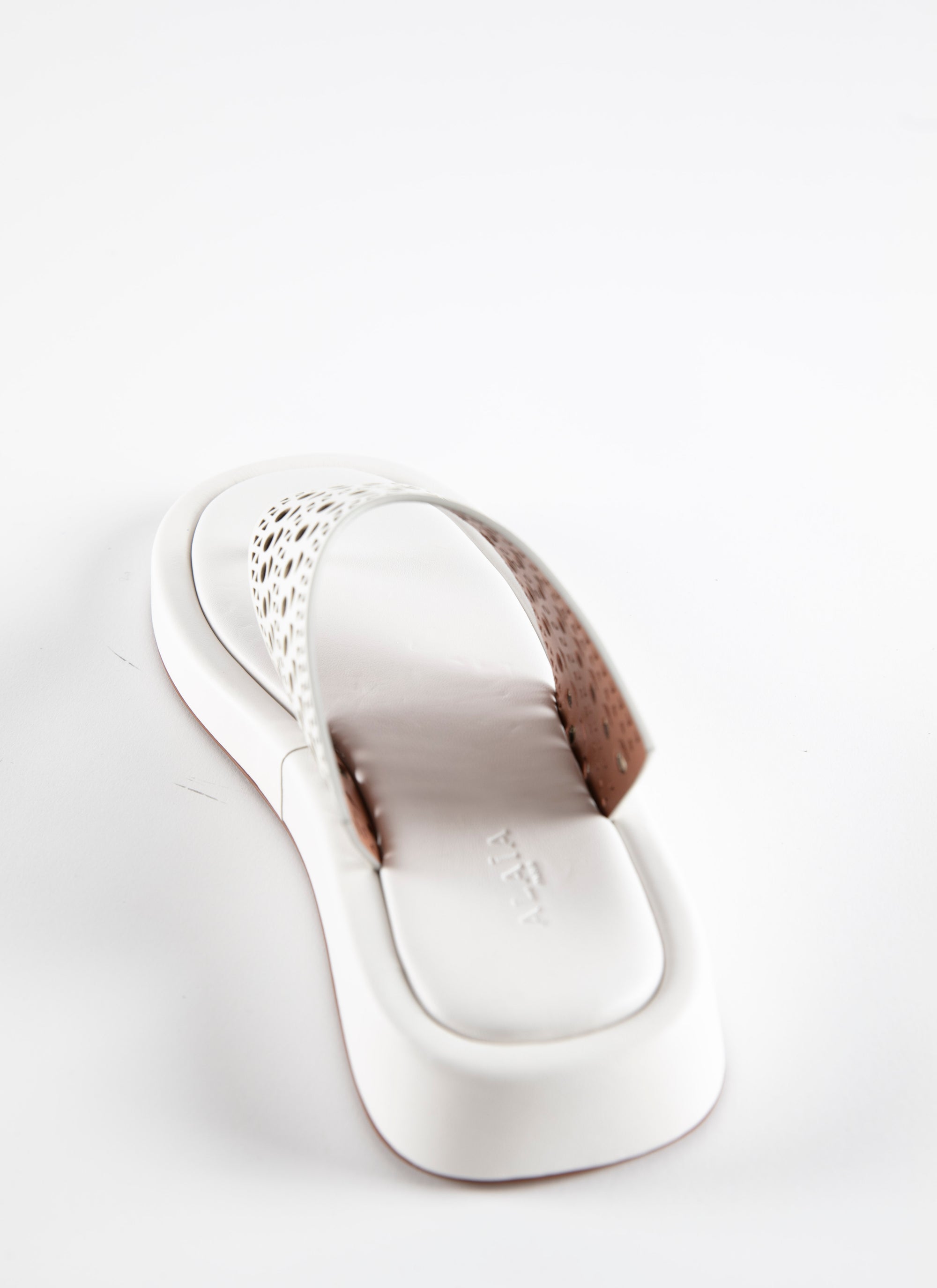 Tong perforée à plateforme en cuir - Blanc Cassé
