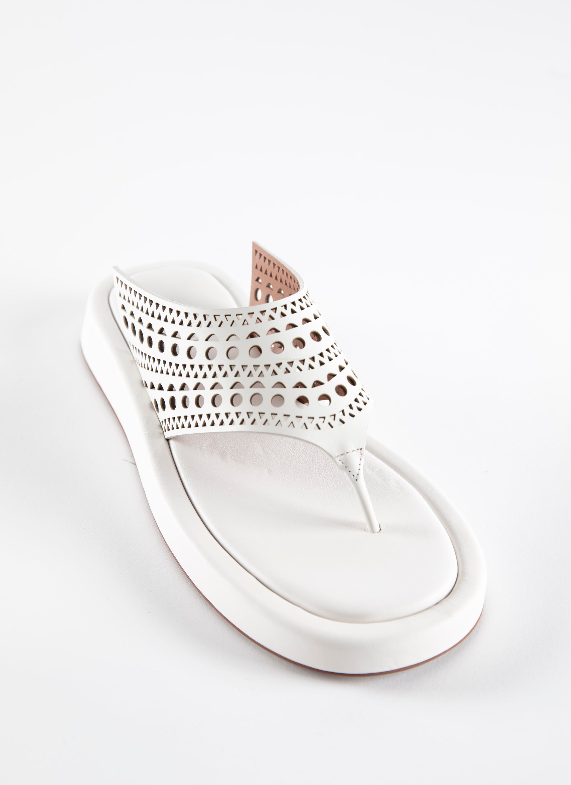 Tong perforée à plateforme en cuir - Blanc Cassé