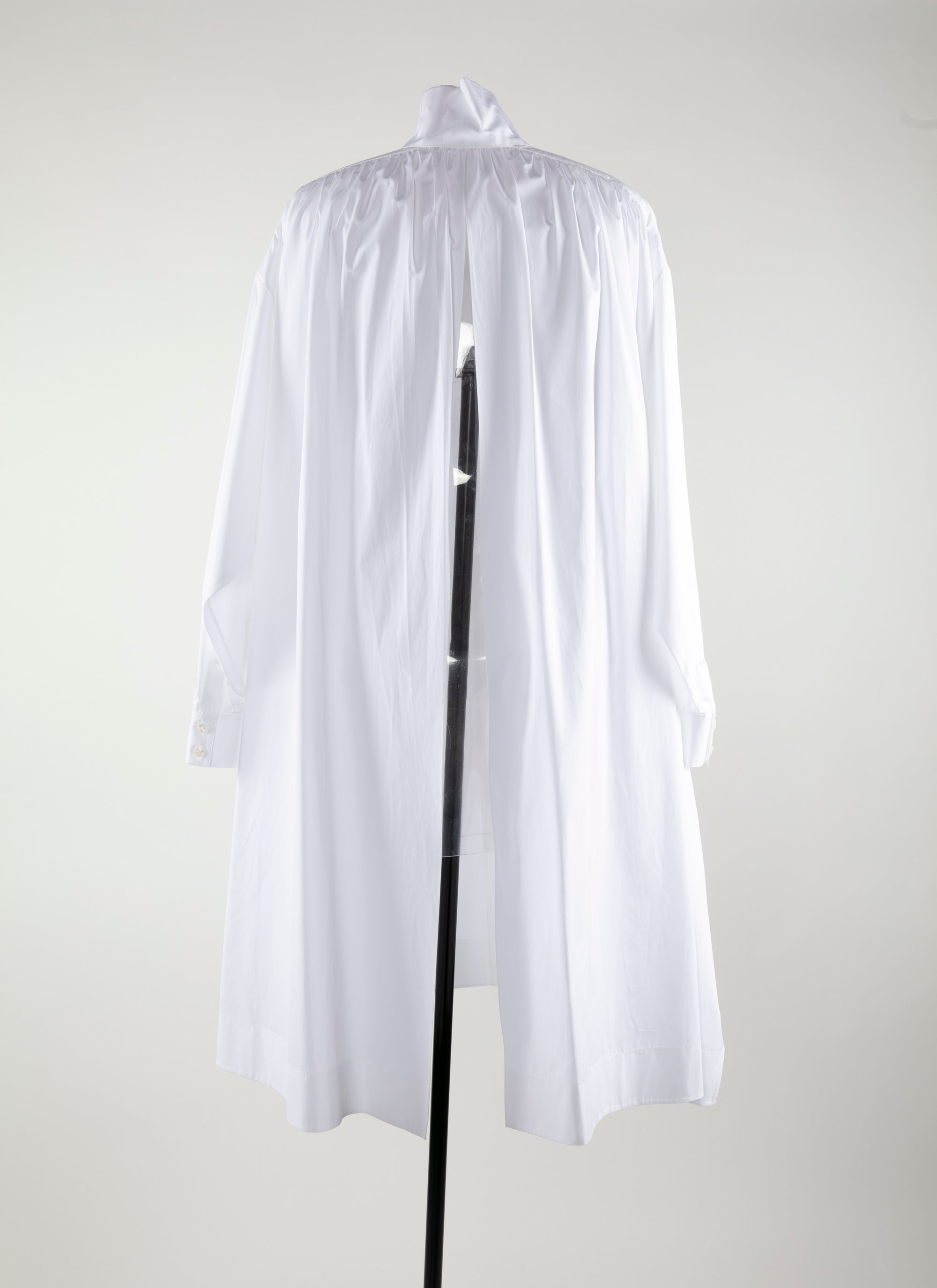 Oversized long shirt with open back - White
