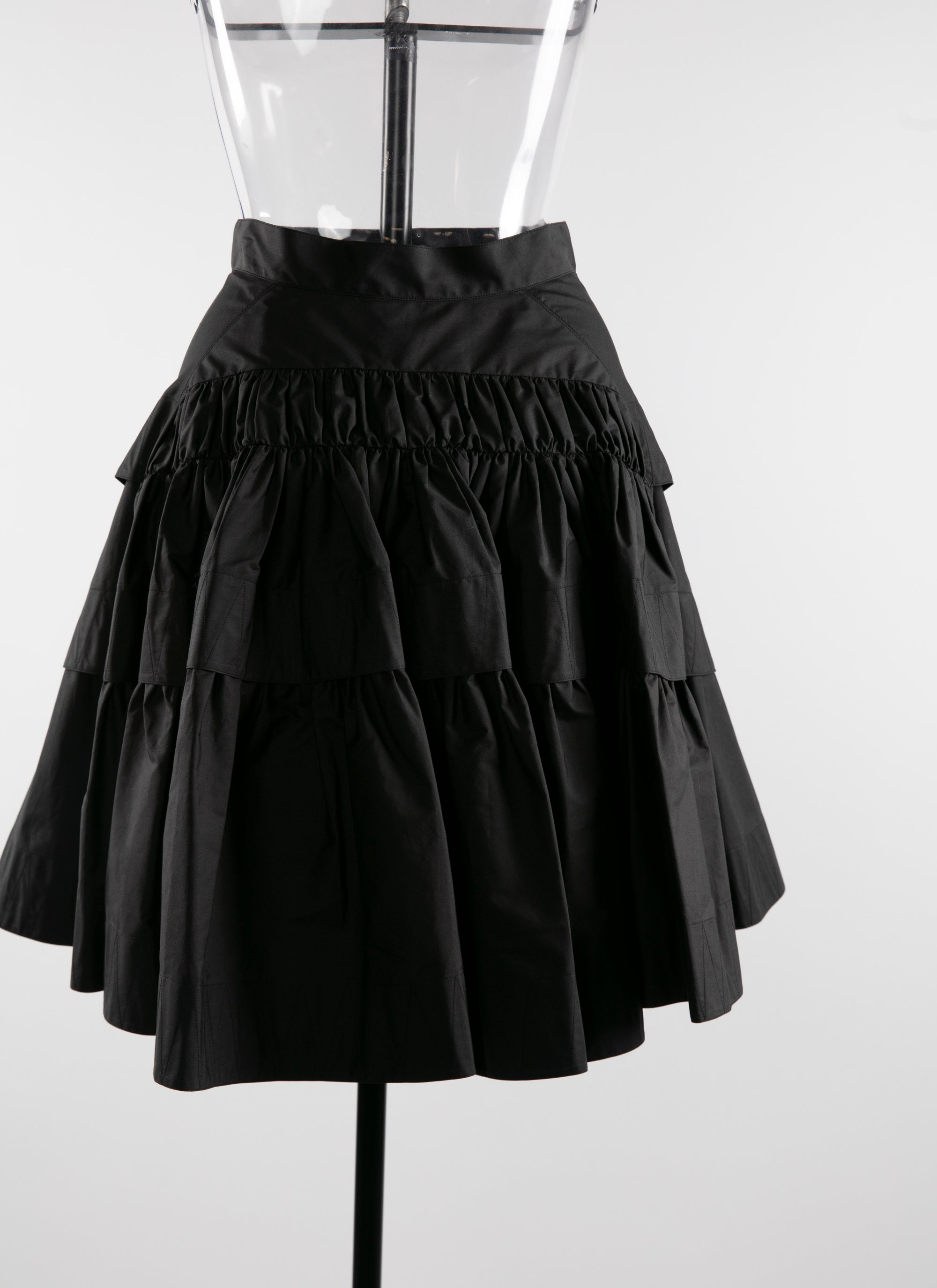 Jupe courte boutonnée avec plis - Noir