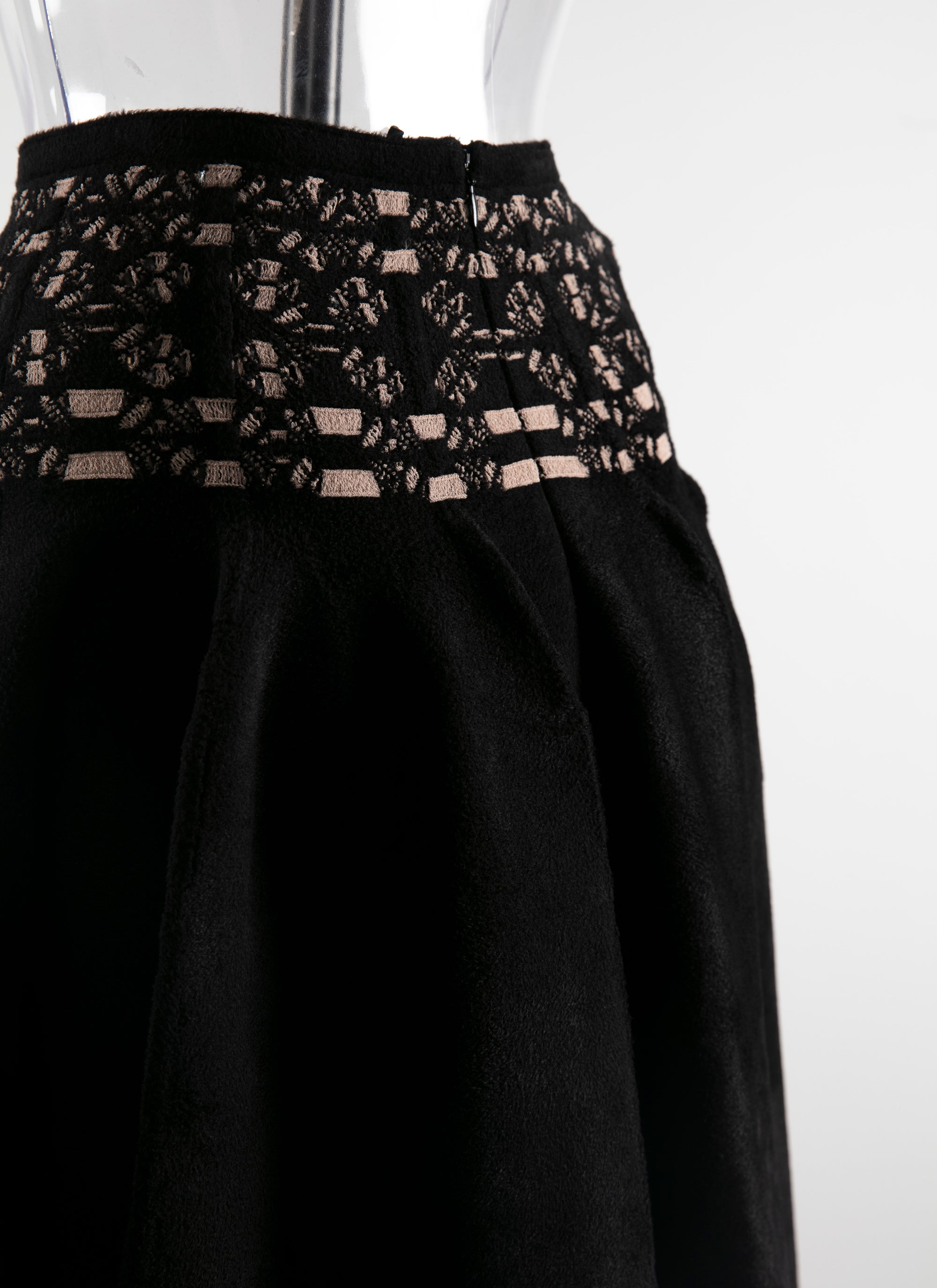 Short skirt with contrast waistband - Black & Nude