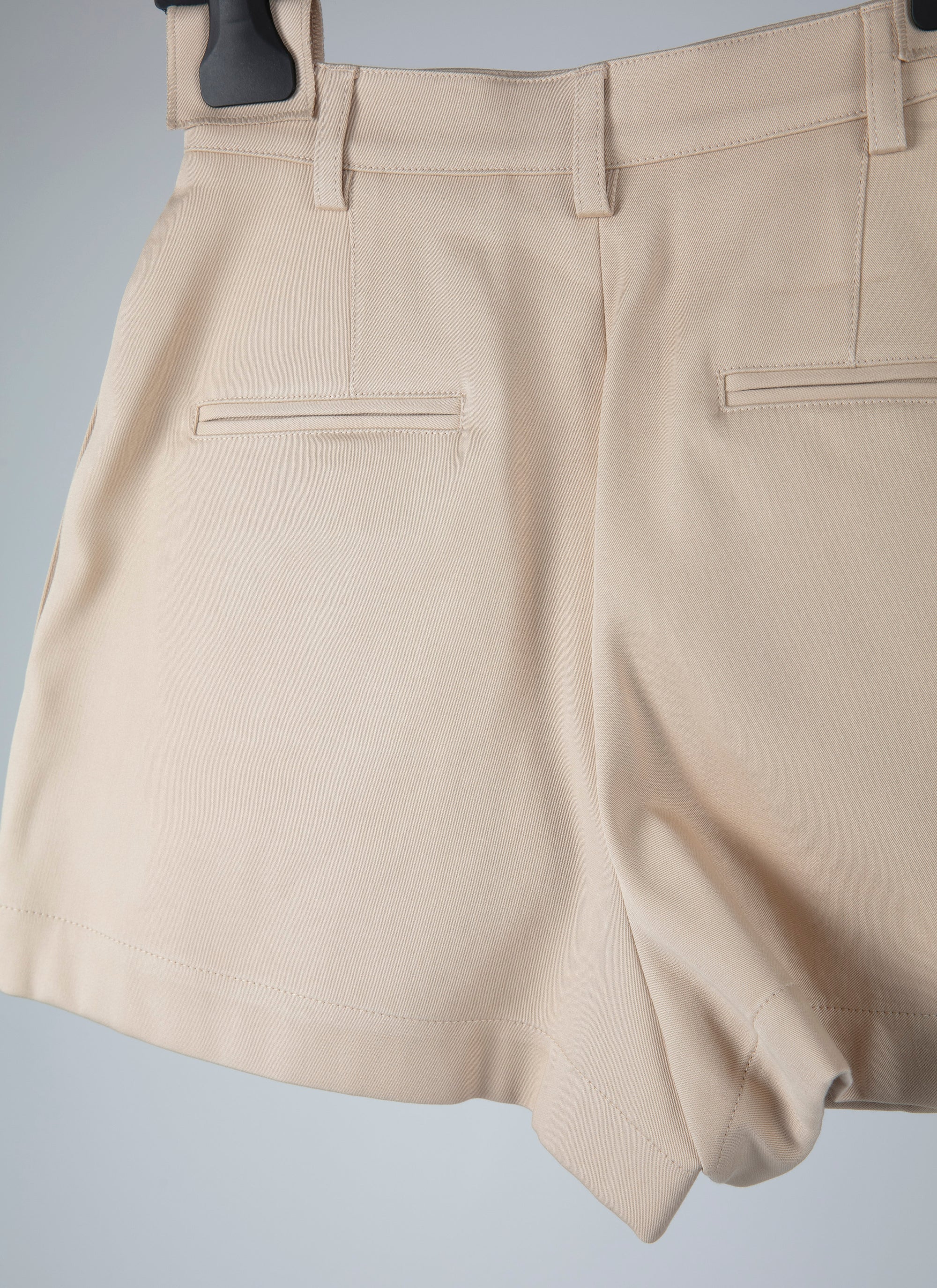 Basic high-waisted shorts - Sand