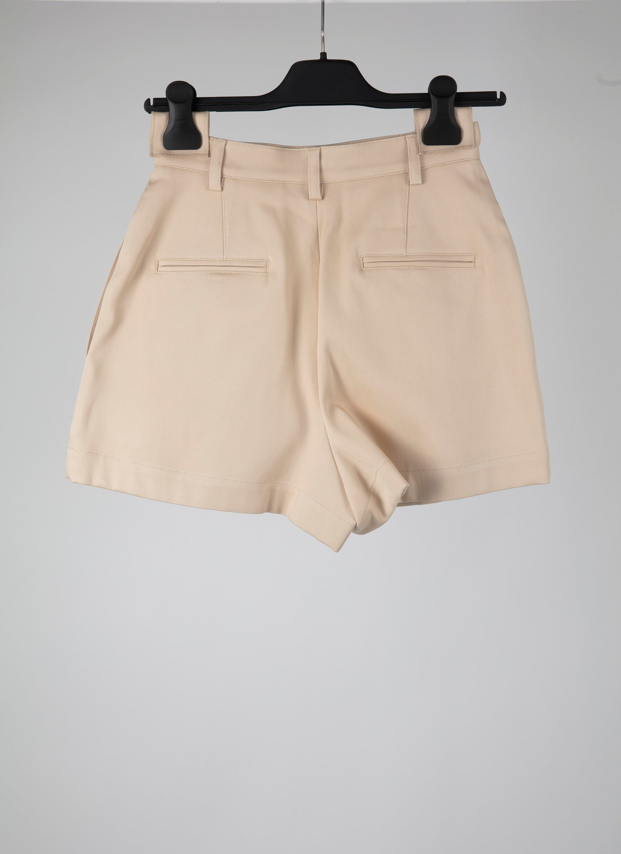 Basic high-waisted shorts - Sand