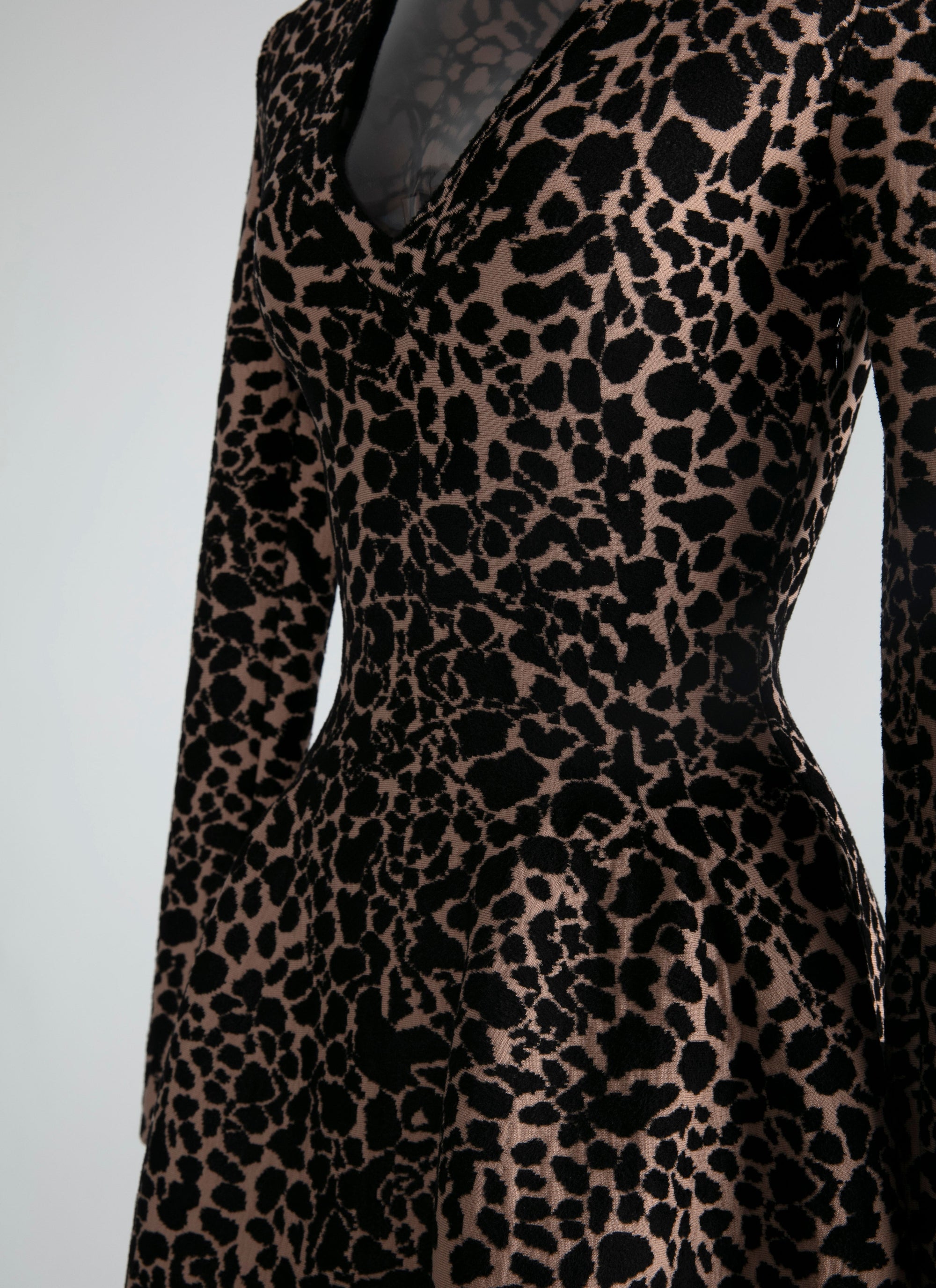 V-neck long dress with long sleeves in wool - Flesh & Black