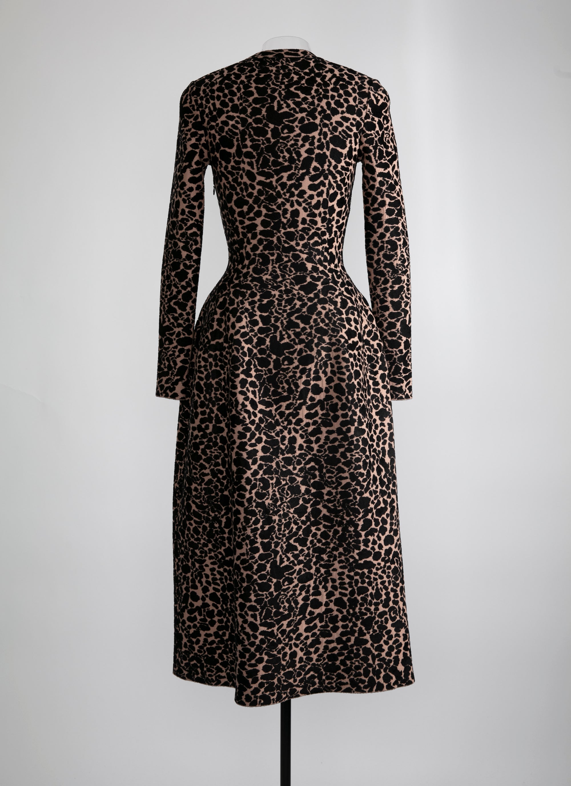 Robe longue évasée imprimé à col v et manches longues en laine - Chair & Noir