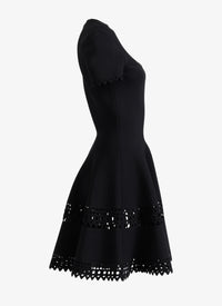 Robe courte évasée à bande perforée et manches courtes - Noir