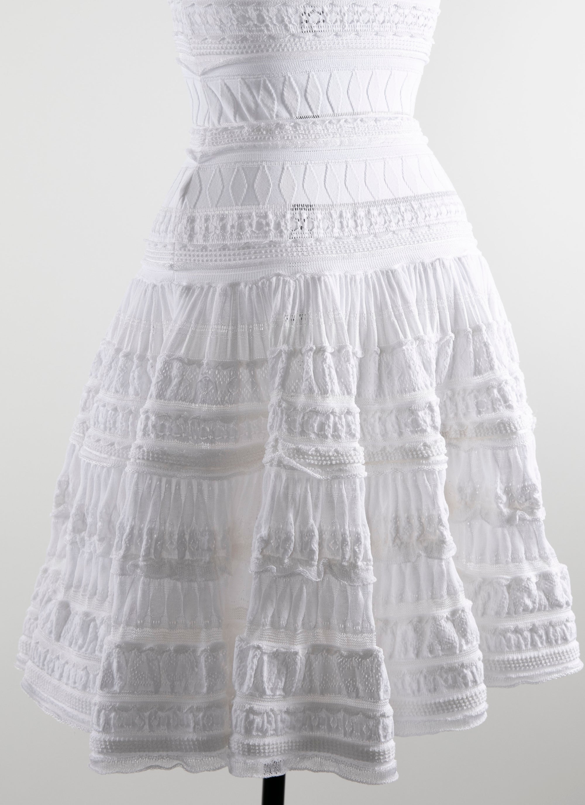 Short flared dress with embroidered details and short sleeves - White