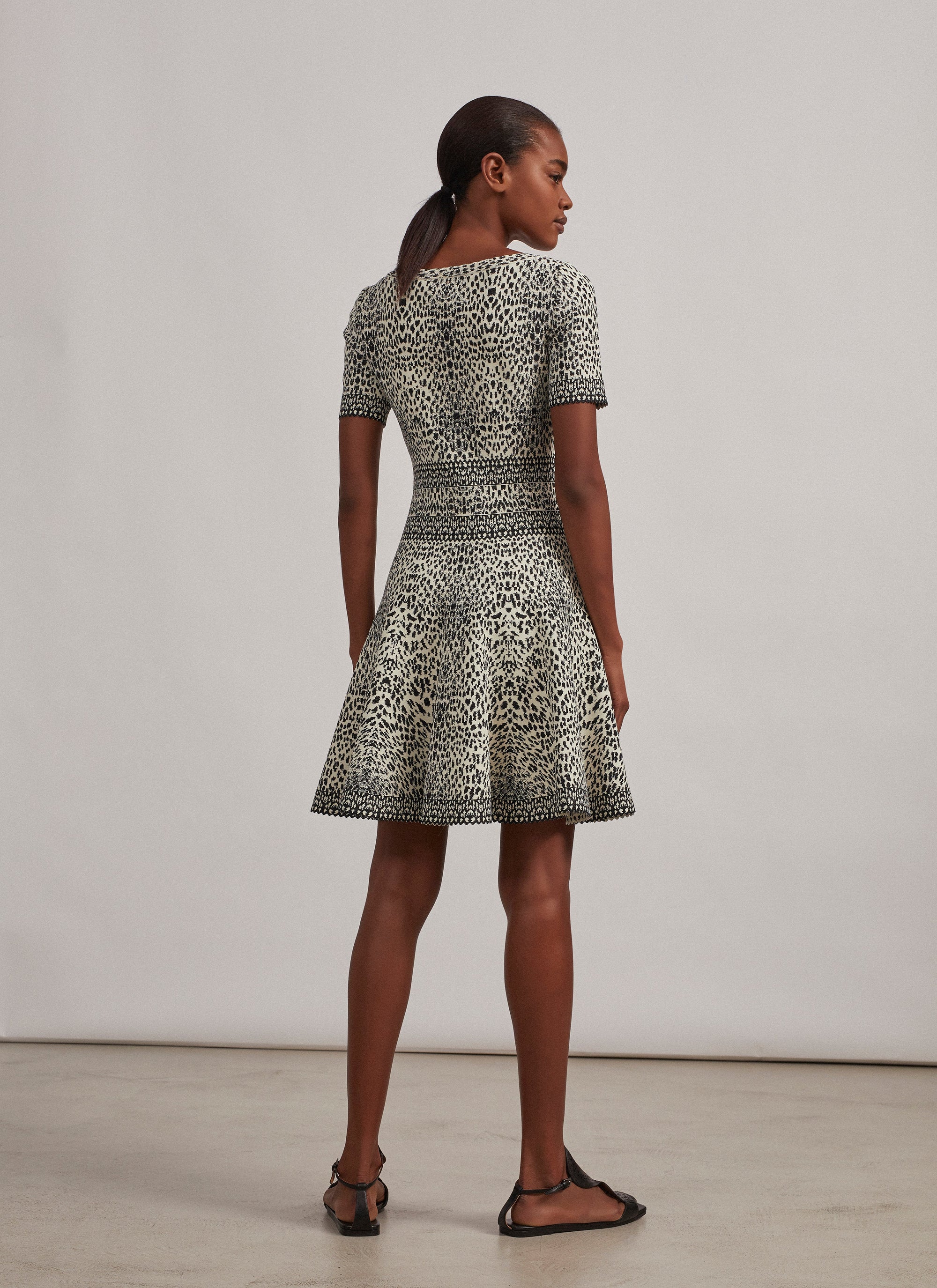 Short-sleeved knitted lynx dress - Flesh & Black