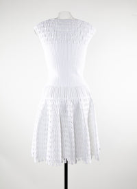 Robe courte évasée embossée à mancherons - Blanc