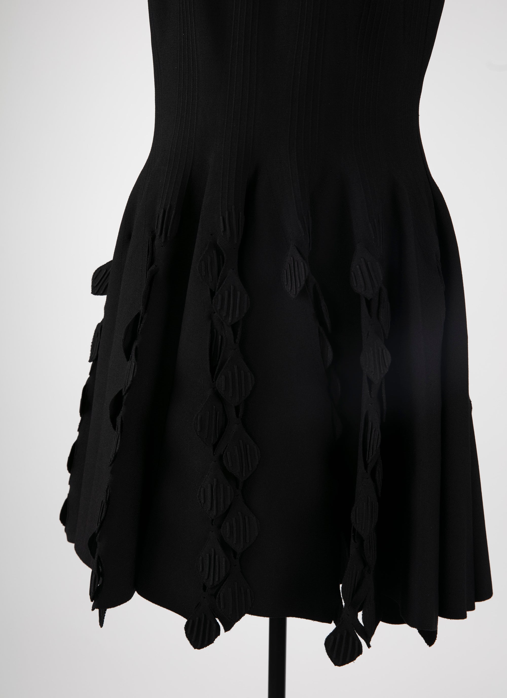 Robe courte évasée à détails empiècements sans manches - Noir