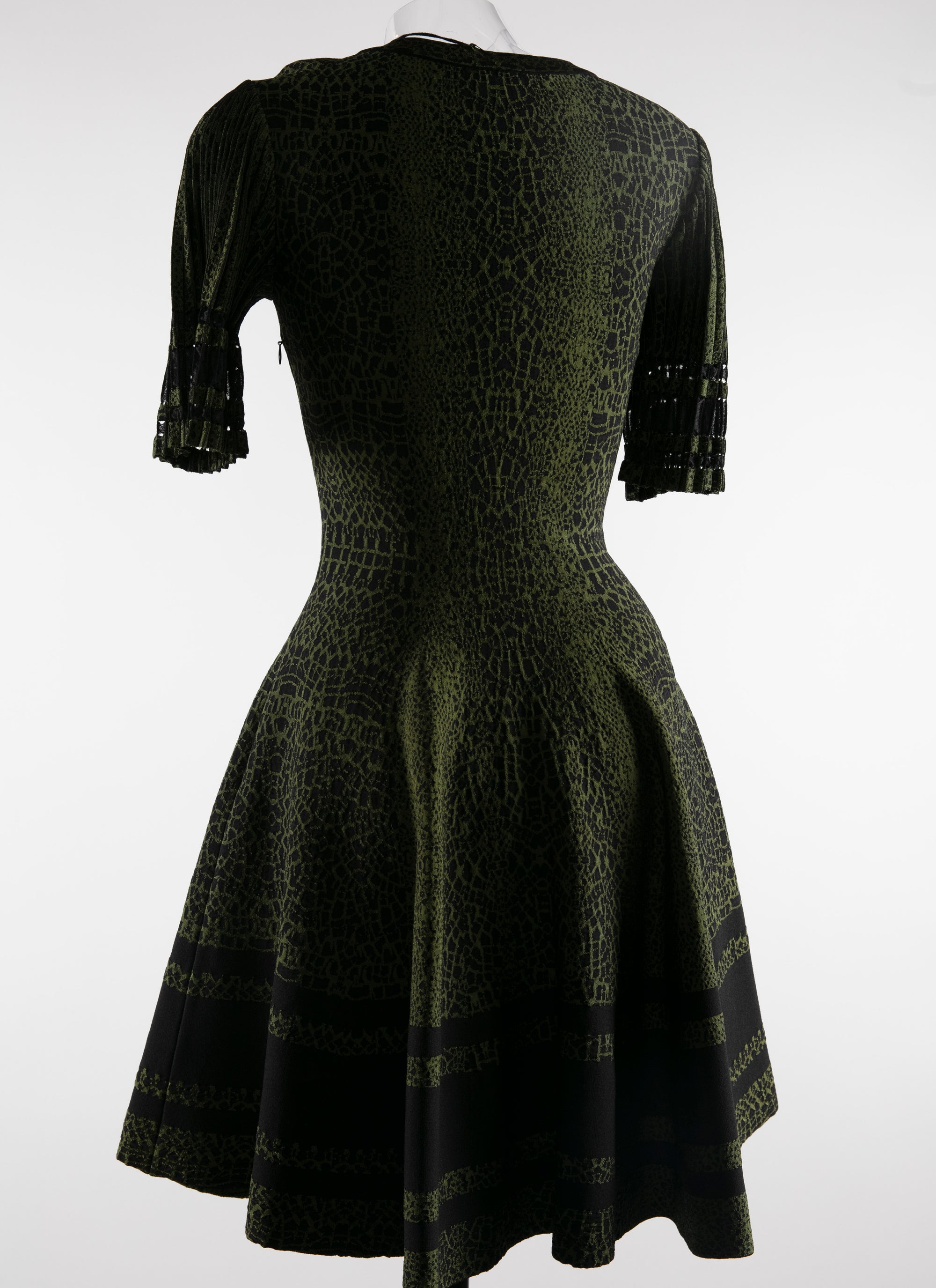 Dress with short openwork sleeves - Black & Green