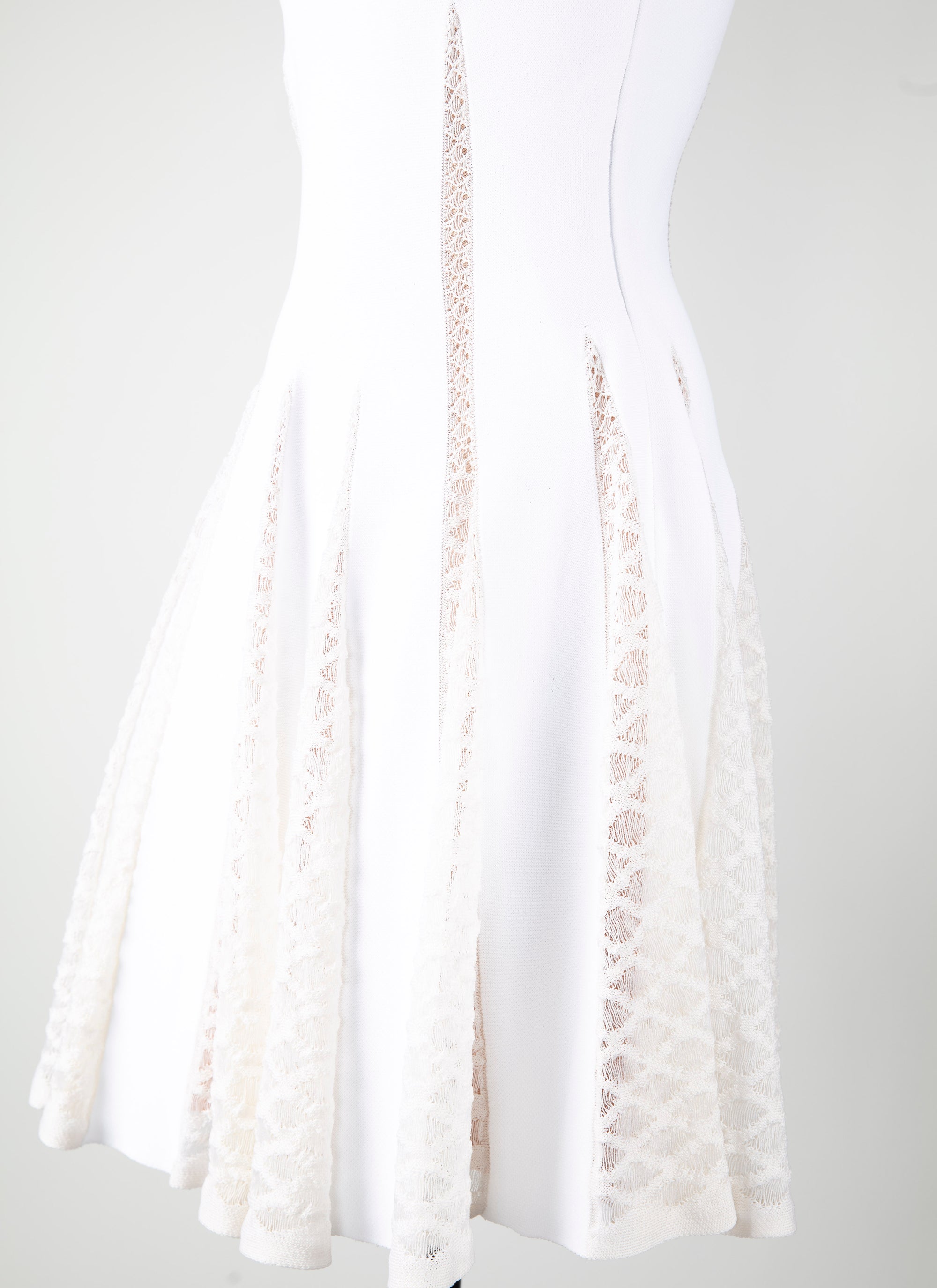 Boat-neck short dress with lace detail - White