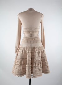 Robe crinoline cintrée confectionnée en point dentelle en laine - Sable