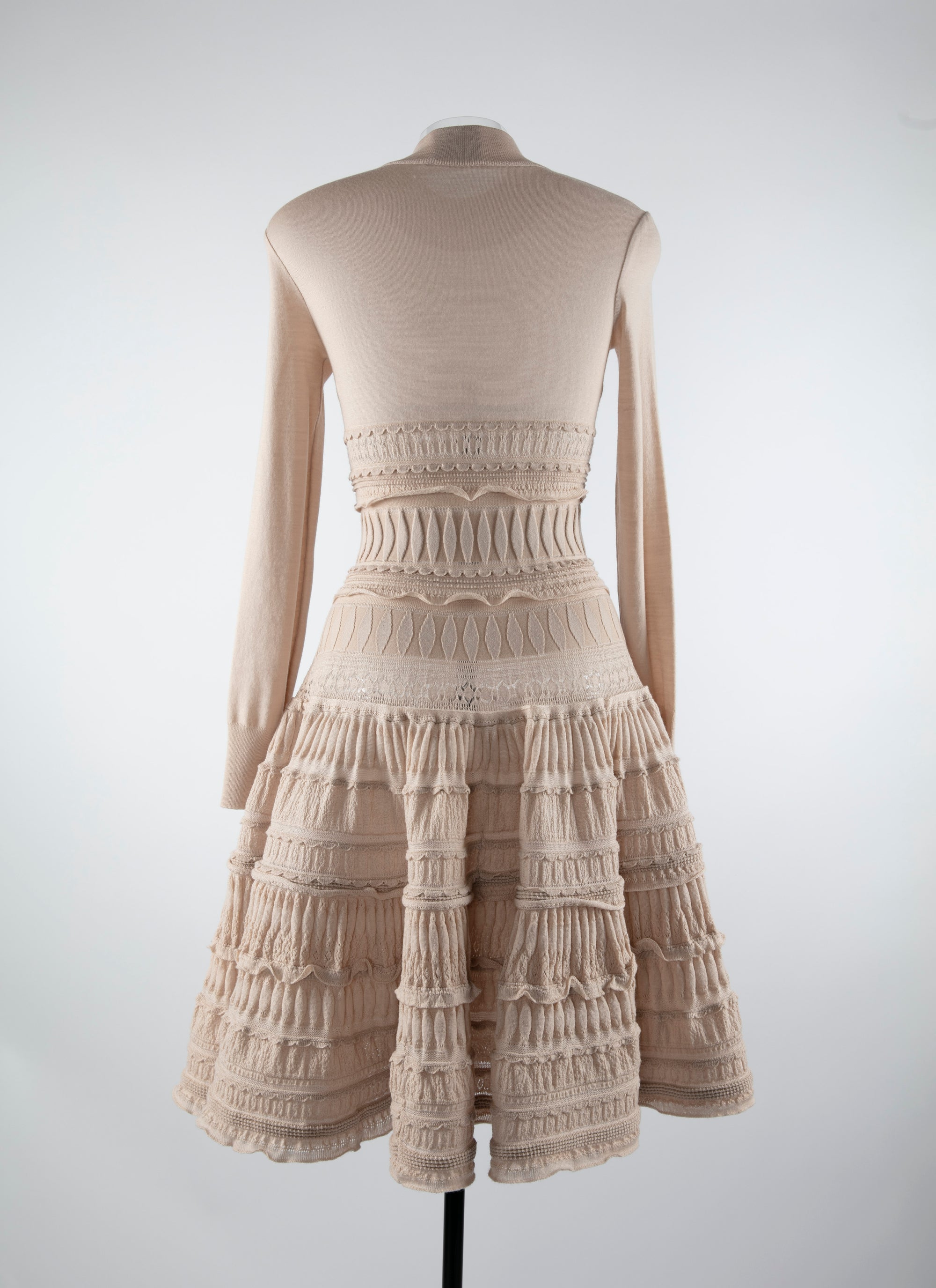 Robe crinoline cintrée confectionnée en point dentelle en laine - Sable