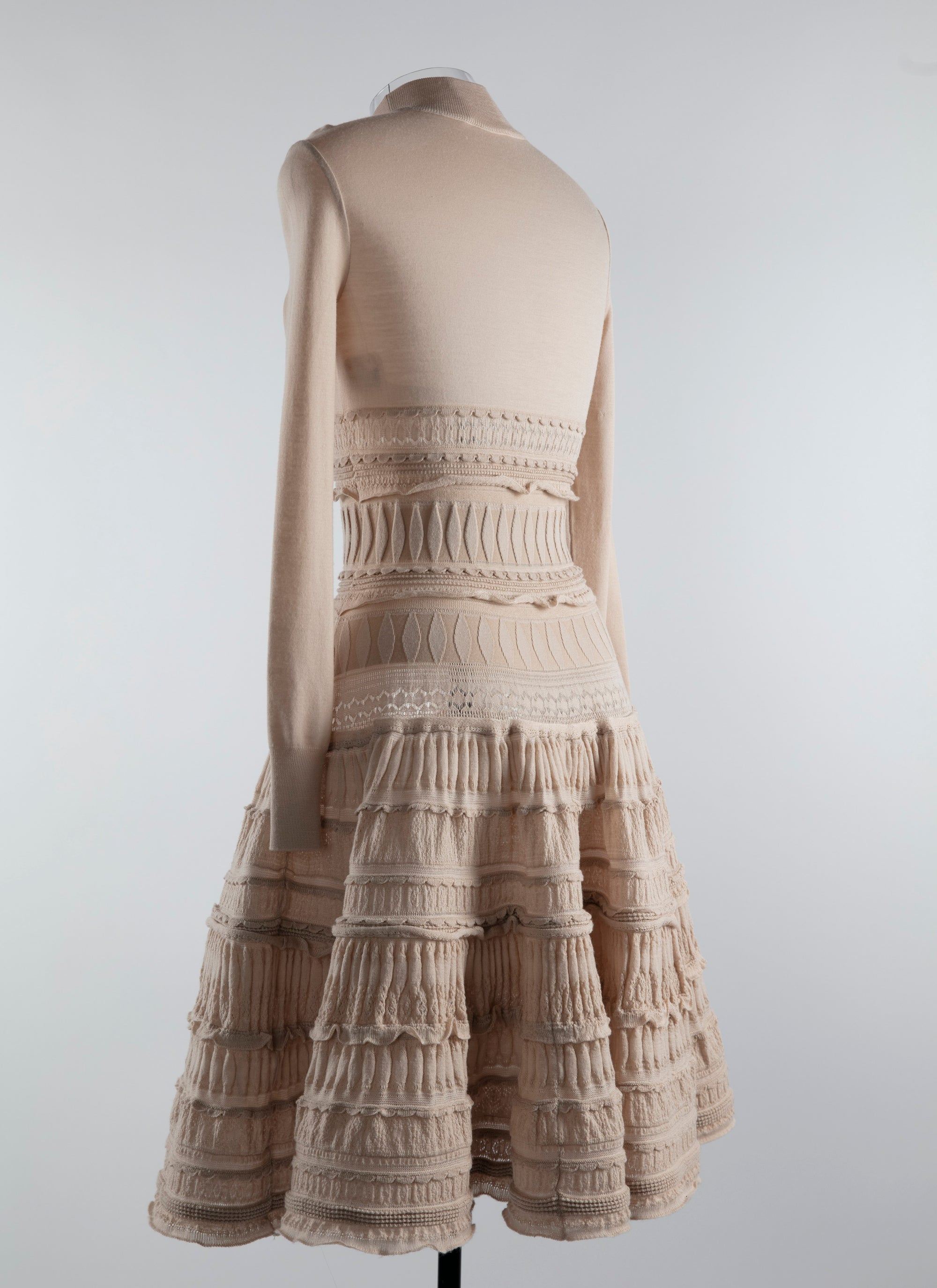 Robe crinoline cintrée confectionnée en point dentelle en laine - Sable